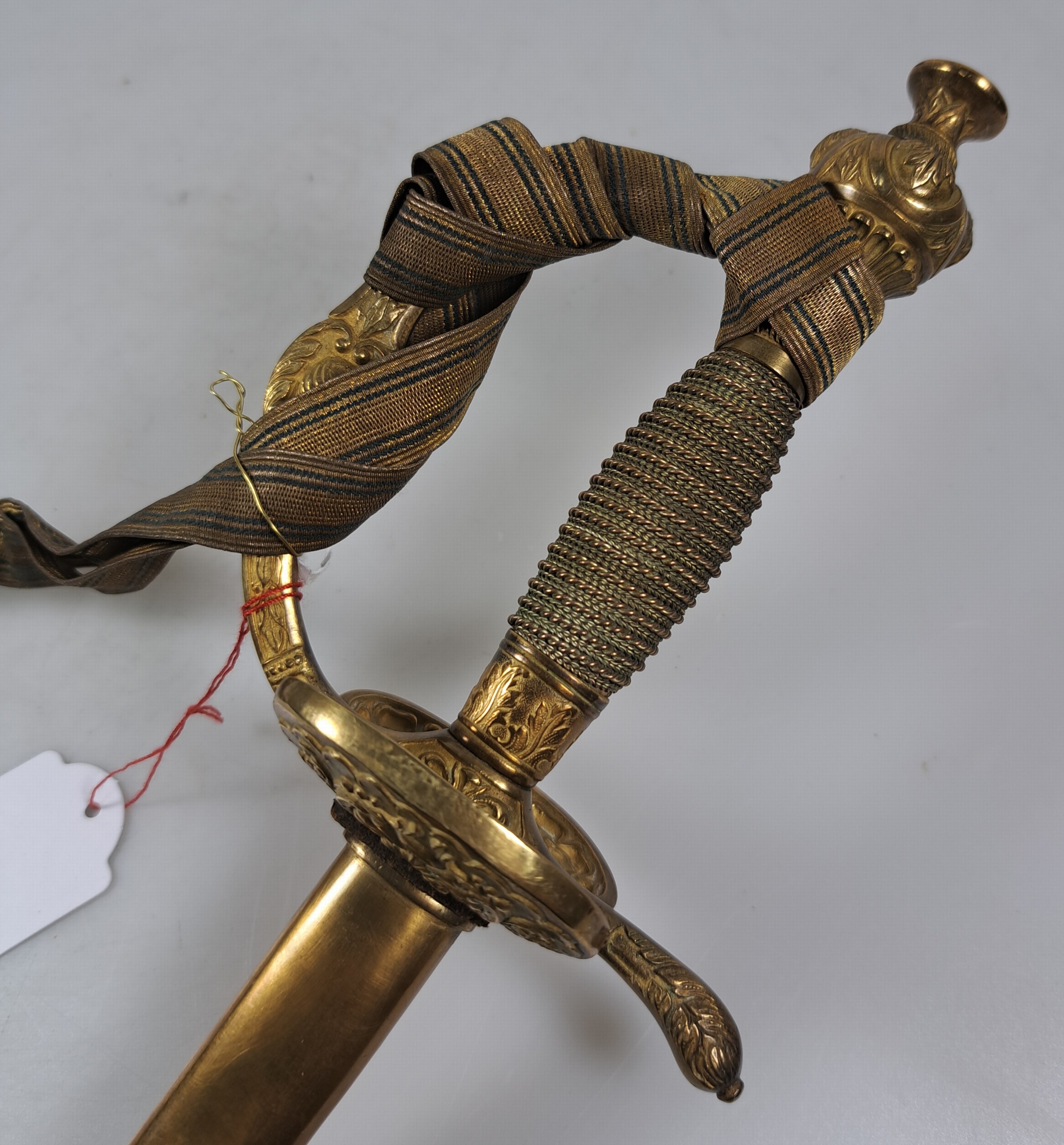 Detail a: Infanterie Offizier Säbel, nach altem Vorbild, Klinge und Stichblatt floral graviert, Lederscheide monogrammiert, Portepee, ca. 96 cm