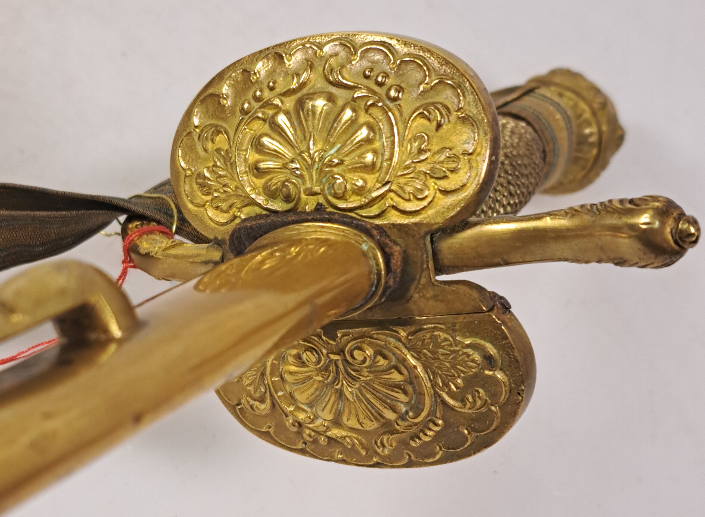 Detail b: Infanterie Offizier Säbel, nach altem Vorbild, Klinge und Stichblatt floral graviert, Lederscheide monogrammiert, Portepee, ca. 96 cm