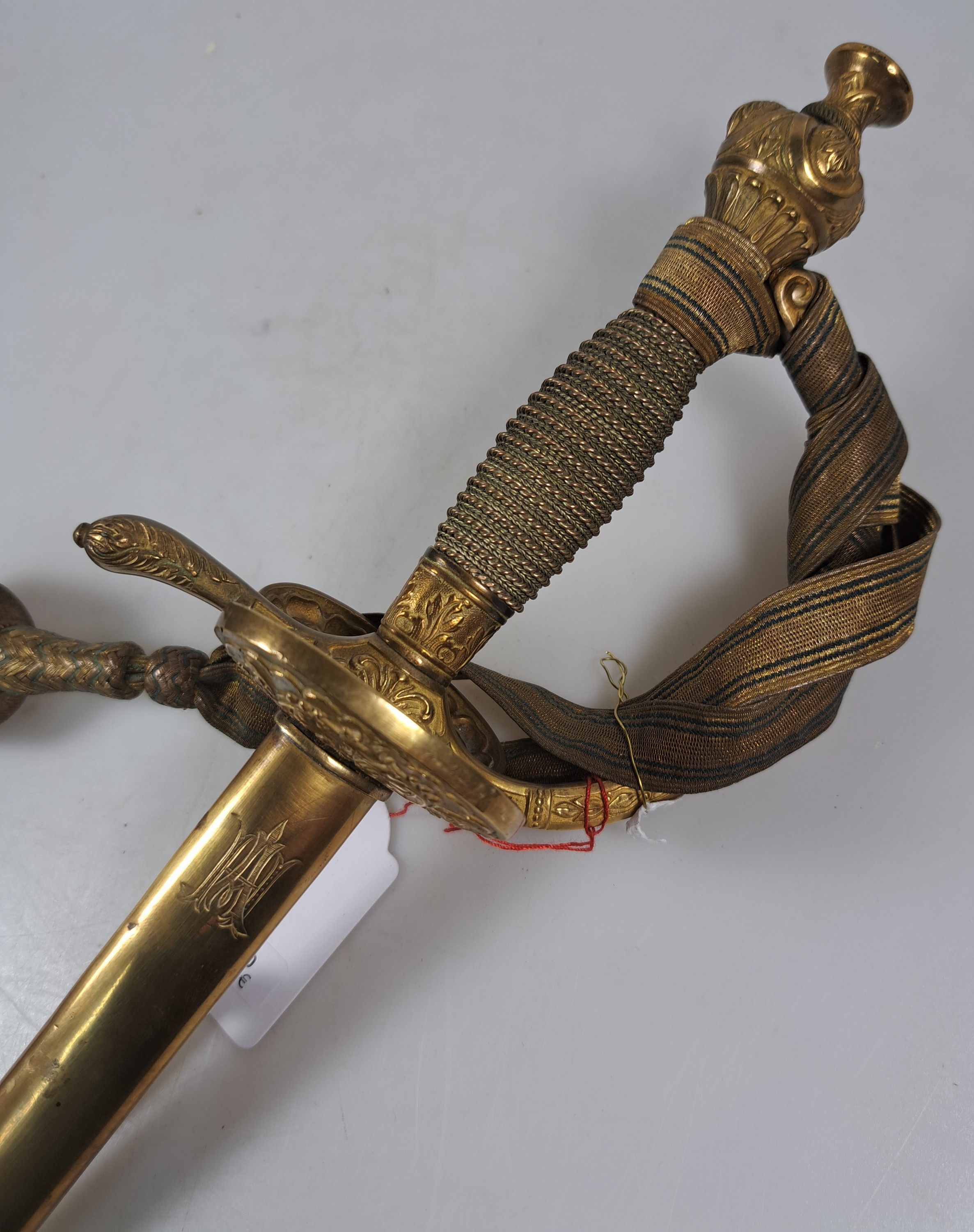 Detail c: Infanterie Offizier Säbel, nach altem Vorbild, Klinge und Stichblatt floral graviert, Lederscheide monogrammiert, Portepee, ca. 96 cm