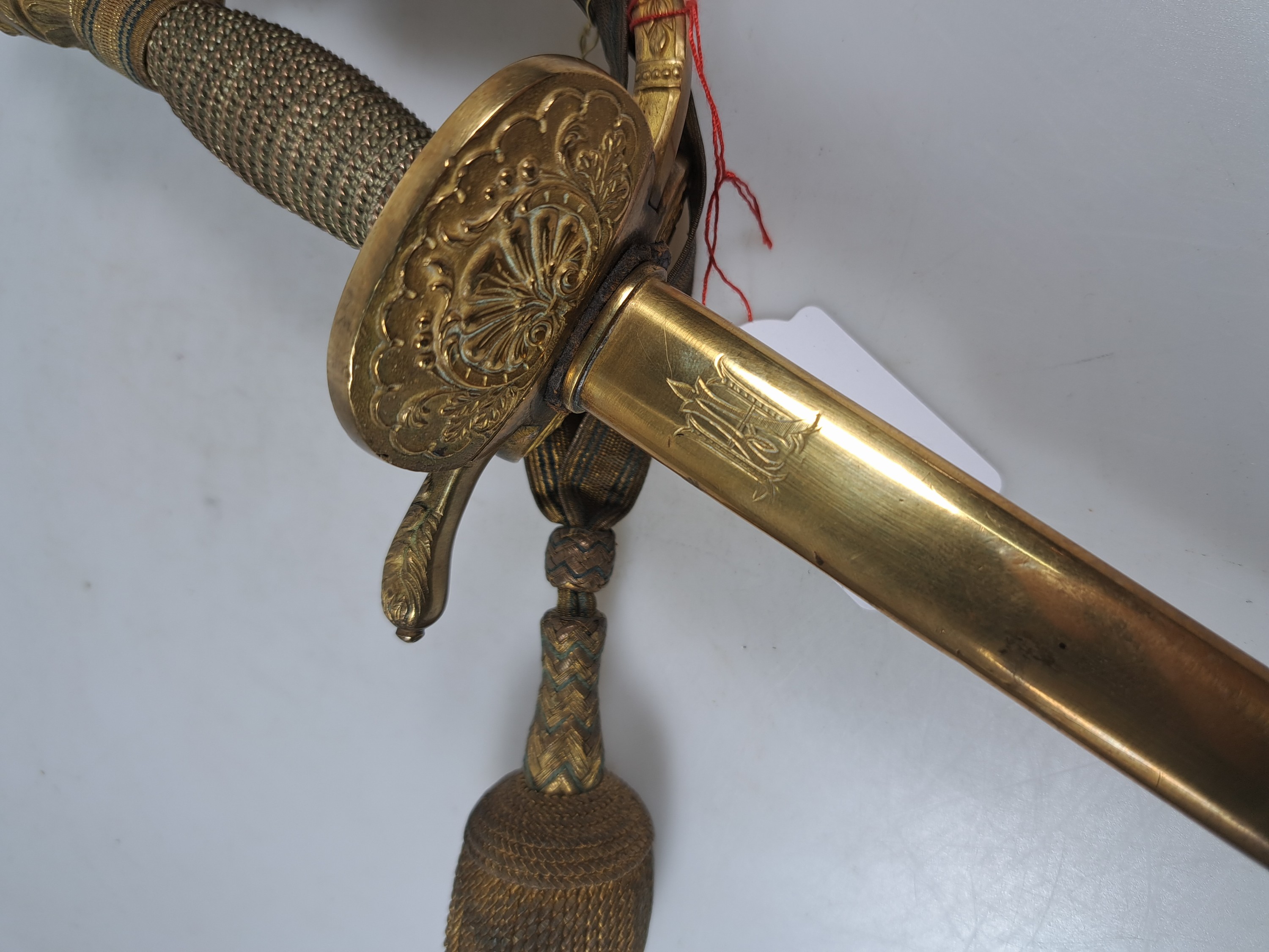 Detail d: Infanterie Offizier Säbel, nach altem Vorbild, Klinge und Stichblatt floral graviert, Lederscheide monogrammiert, Portepee, ca. 96 cm