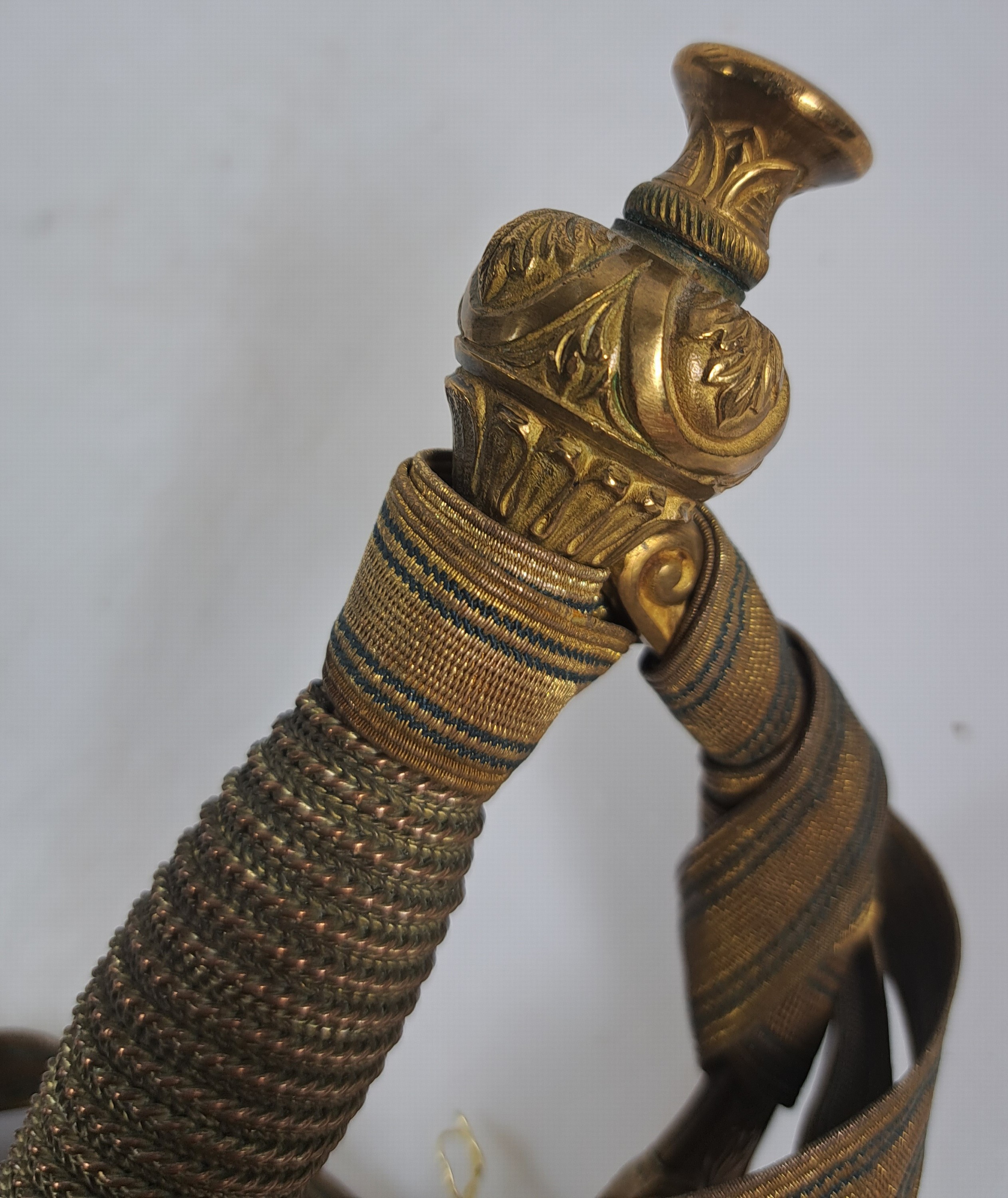 Detail e: Infanterie Offizier Säbel, nach altem Vorbild, Klinge und Stichblatt floral graviert, Lederscheide monogrammiert, Portepee, ca. 96 cm
