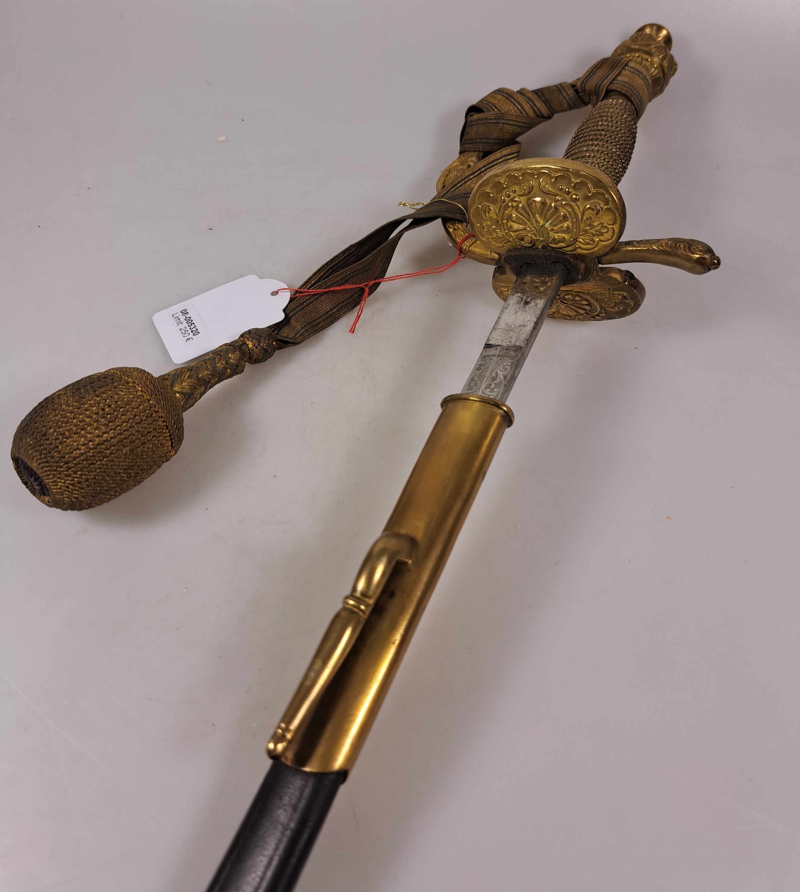 Detail g: Infanterie Offizier Säbel, nach altem Vorbild, Klinge und Stichblatt floral graviert, Lederscheide monogrammiert, Portepee, ca. 96 cm