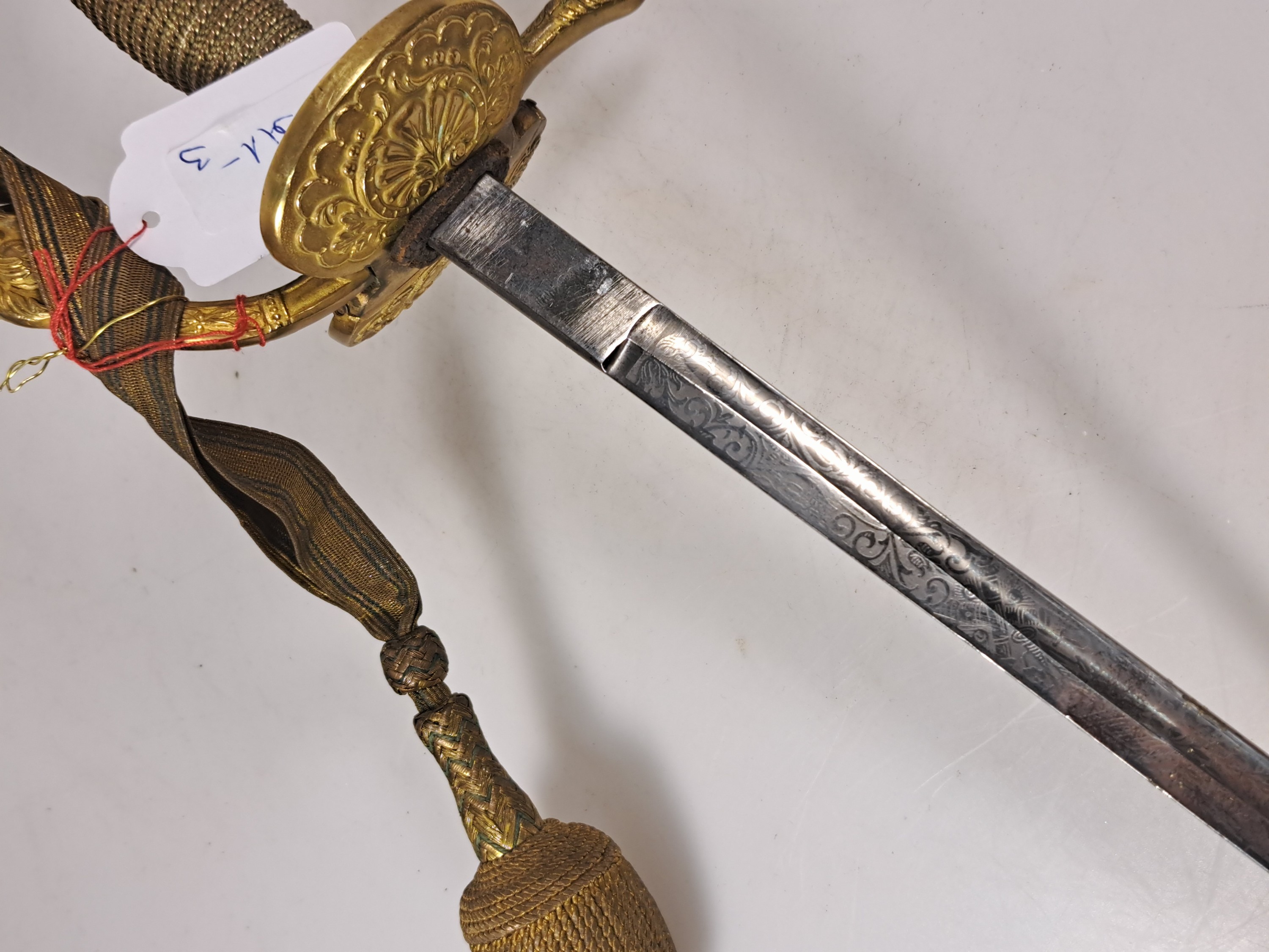 Detail i: Infanterie Offizier Säbel, nach altem Vorbild, Klinge und Stichblatt floral graviert, Lederscheide monogrammiert, Portepee, ca. 96 cm