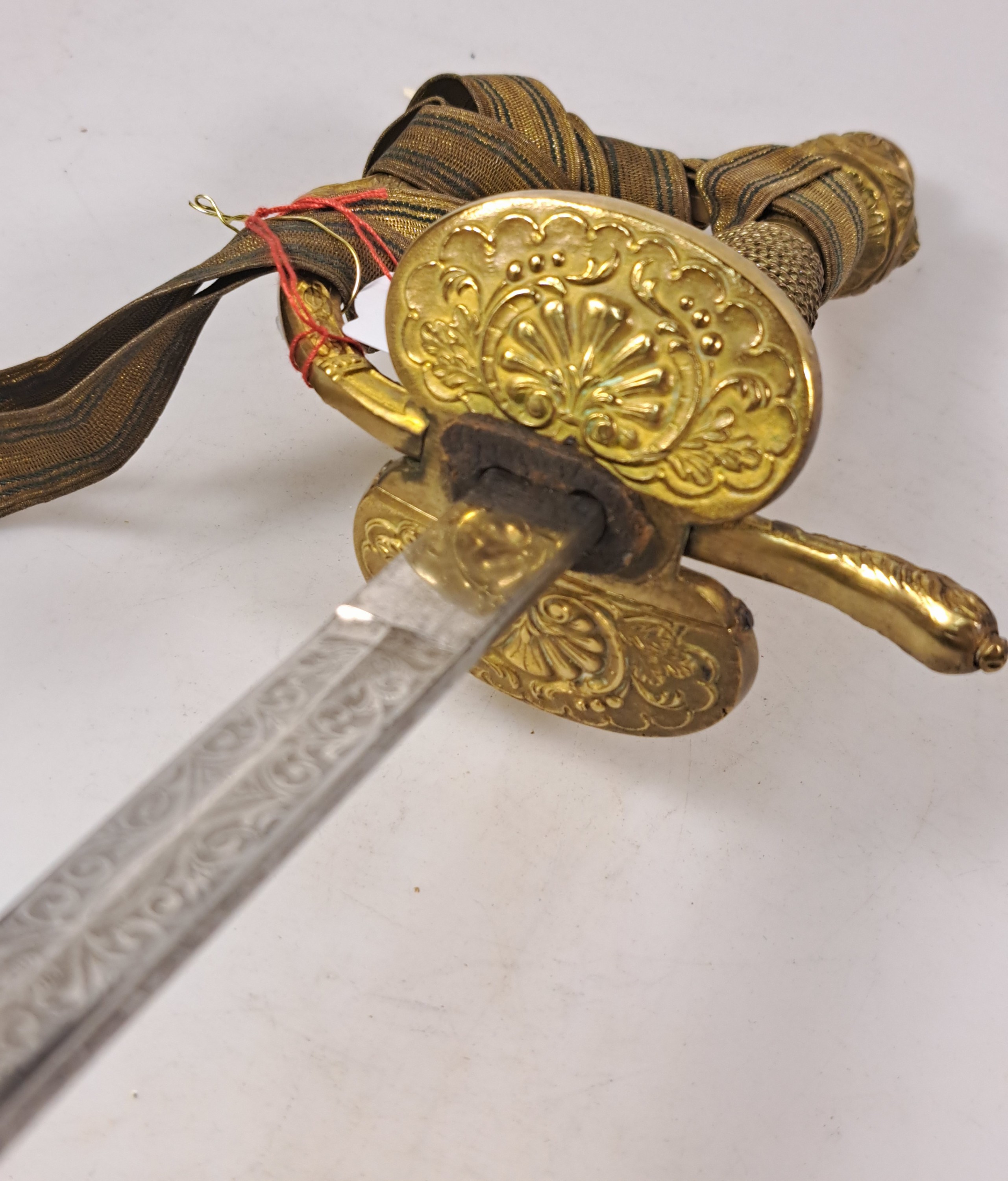 Detail j: Infanterie Offizier Säbel, nach altem Vorbild, Klinge und Stichblatt floral graviert, Lederscheide monogrammiert, Portepee, ca. 96 cm