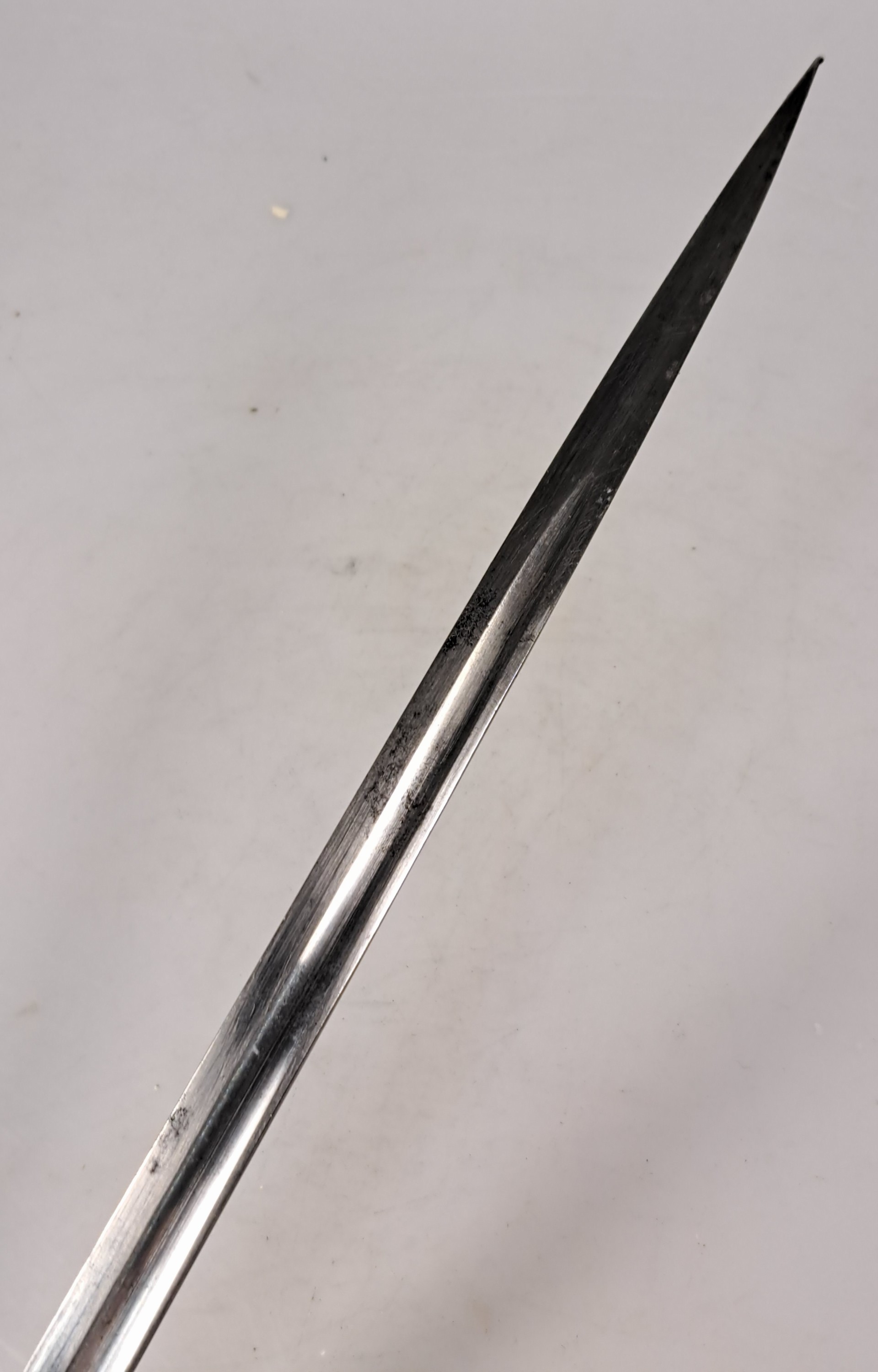 Detail k: Infanterie Offizier Säbel, nach altem Vorbild, Klinge und Stichblatt floral graviert, Lederscheide monogrammiert, Portepee, ca. 96 cm