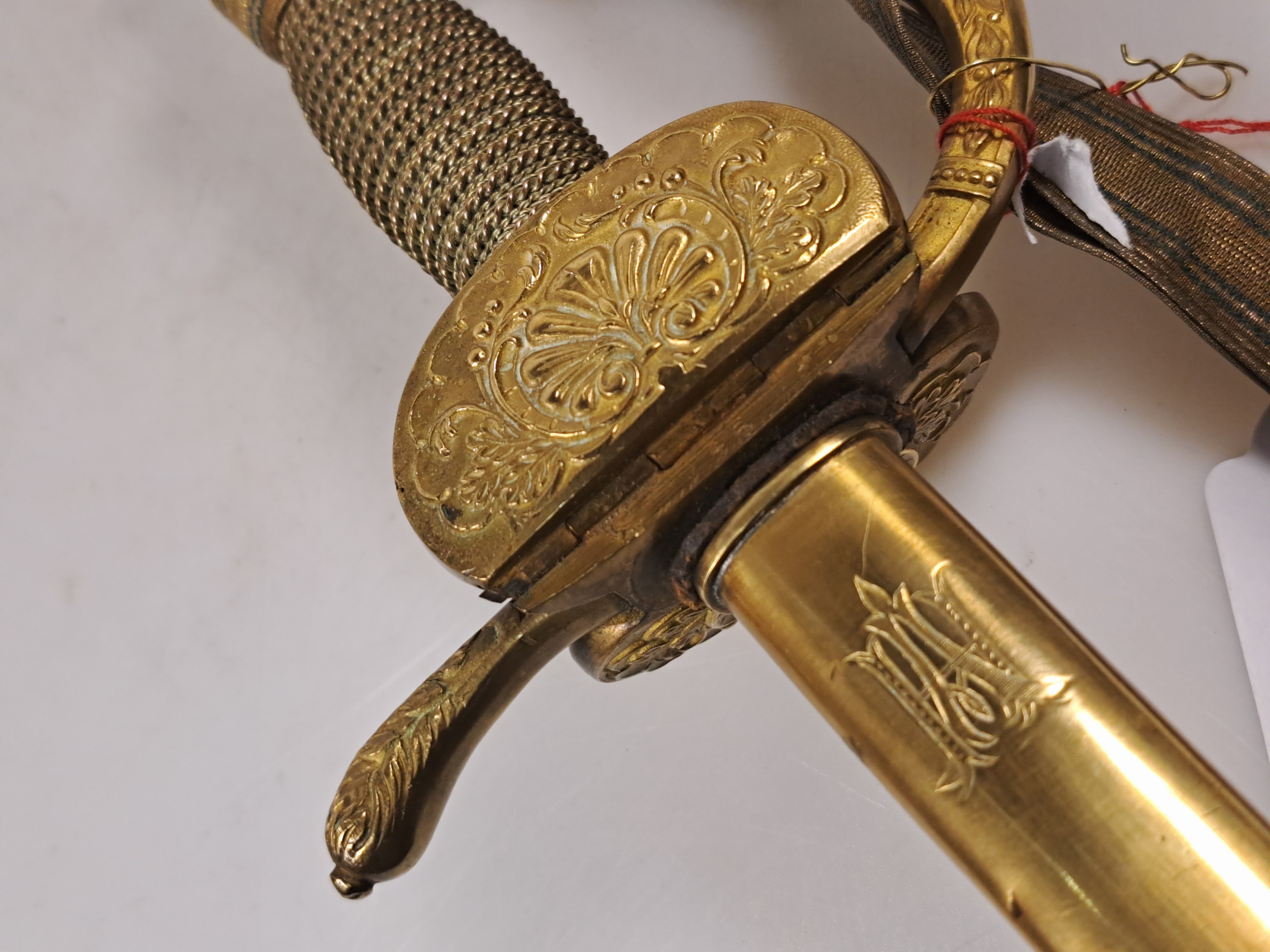Detail l: Infanterie Offizier Säbel, nach altem Vorbild, Klinge und Stichblatt floral graviert, Lederscheide monogrammiert, Portepee, ca. 96 cm