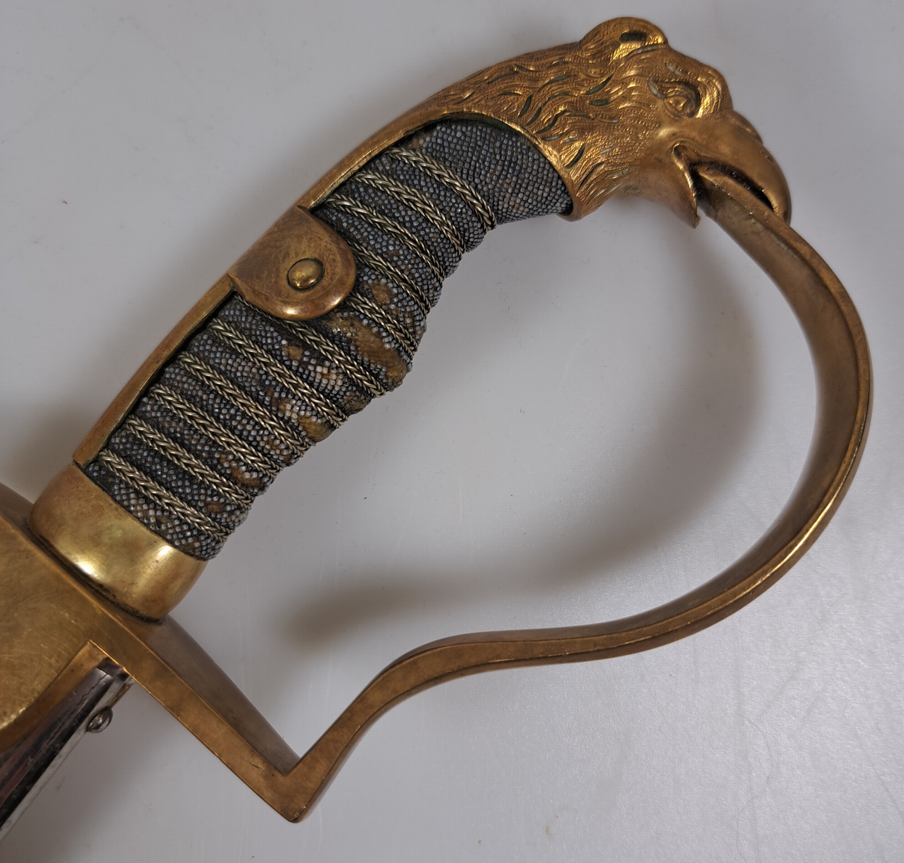 Detail a: Adlerkopfsäbel für Offiziere der Kavallerie, 2. Hälfte 19. Jh., leicht gekrümmte Klinge, in unteren Drittel geätzt, Bügelgefäß mit rundem ...
