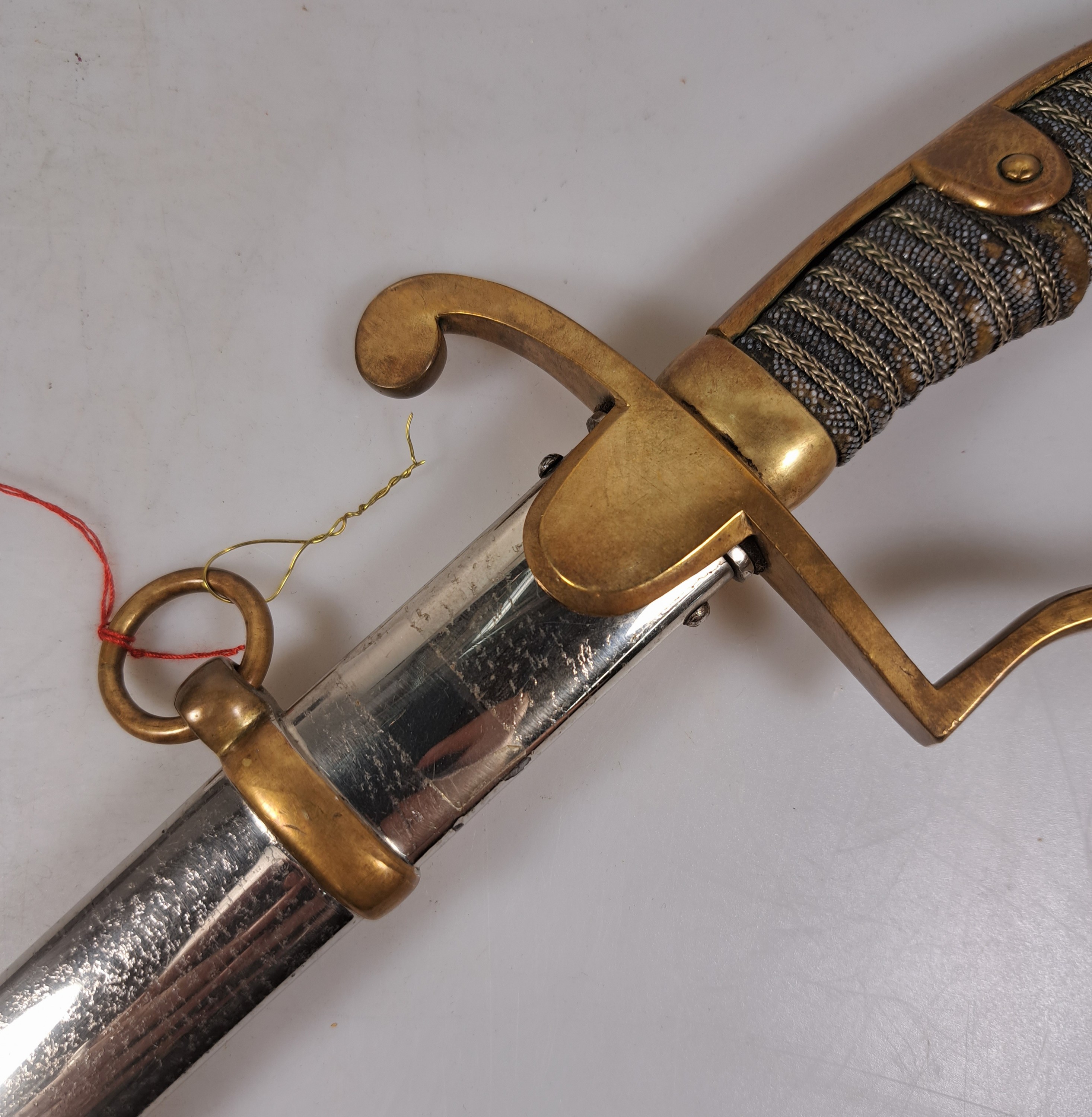 Detail b: Adlerkopfsäbel für Offiziere der Kavallerie, 2. Hälfte 19. Jh., leicht gekrümmte Klinge, in unteren Drittel geätzt, Bügelgefäß mit rundem ...