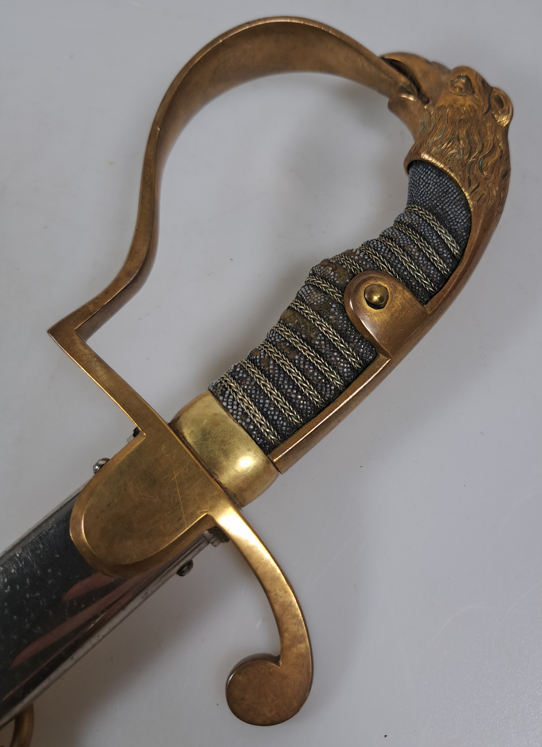 Detail c: Adlerkopfsäbel für Offiziere der Kavallerie, 2. Hälfte 19. Jh., leicht gekrümmte Klinge, in unteren Drittel geätzt, Bügelgefäß mit rundem ...