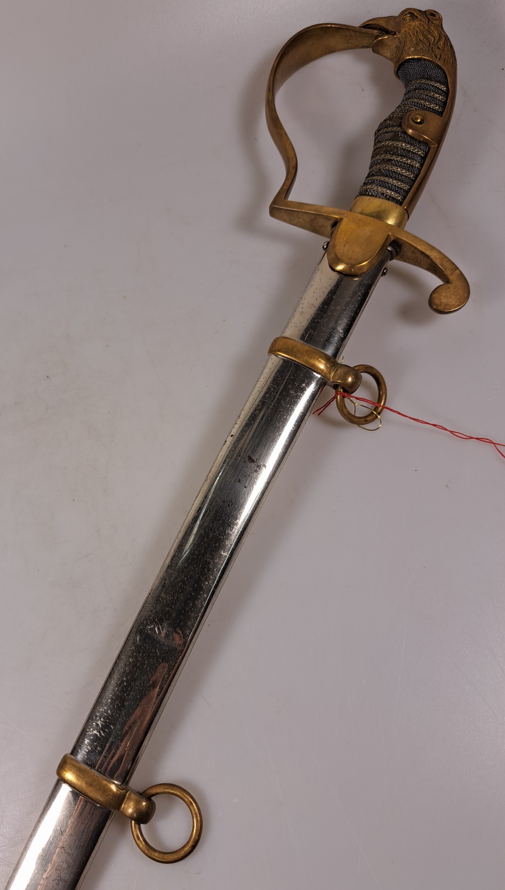 Detail d: Adlerkopfsäbel für Offiziere der Kavallerie, 2. Hälfte 19. Jh., leicht gekrümmte Klinge, in unteren Drittel geätzt, Bügelgefäß mit rundem ...
