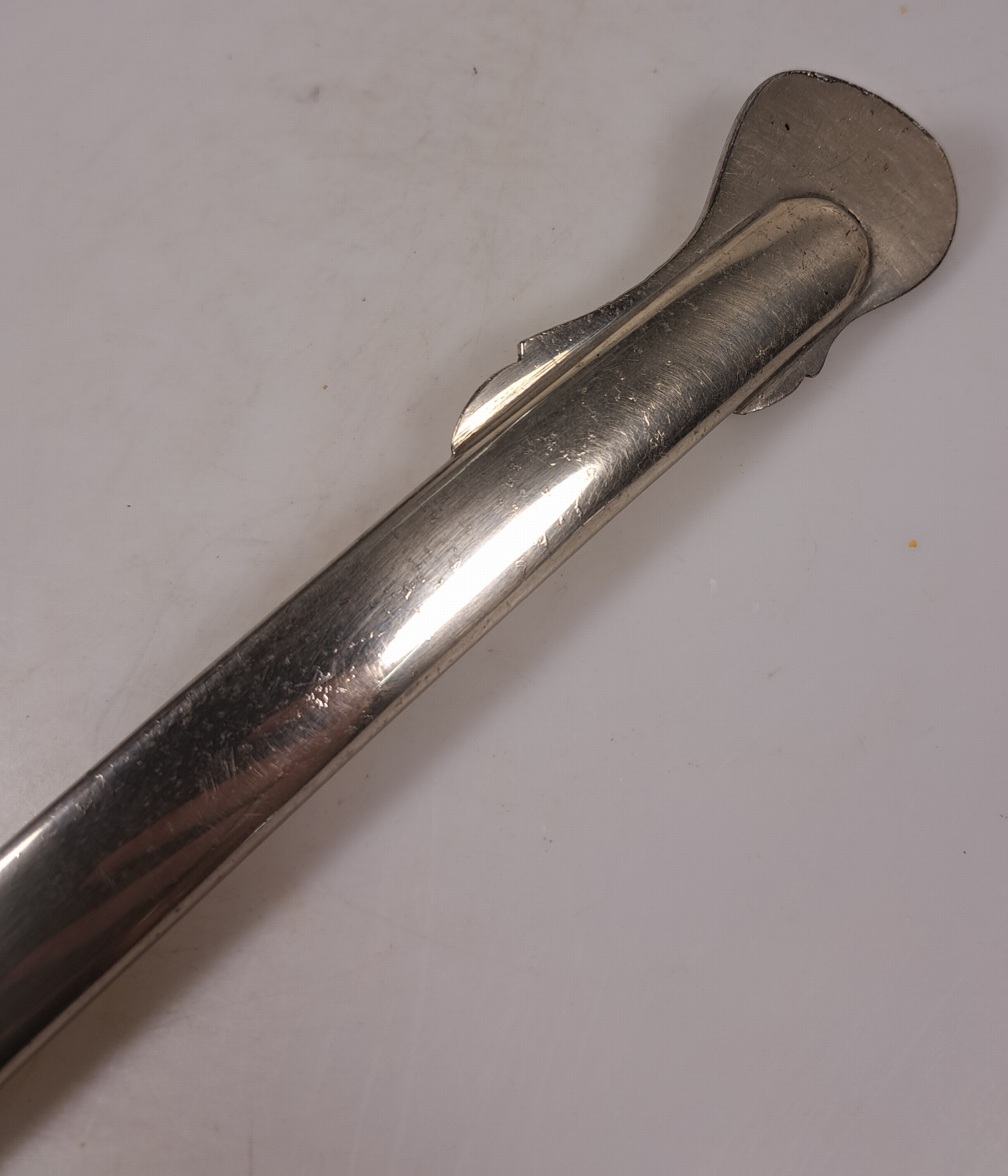 Detail e: Adlerkopfsäbel für Offiziere der Kavallerie, 2. Hälfte 19. Jh., leicht gekrümmte Klinge, in unteren Drittel geätzt, Bügelgefäß mit rundem ...