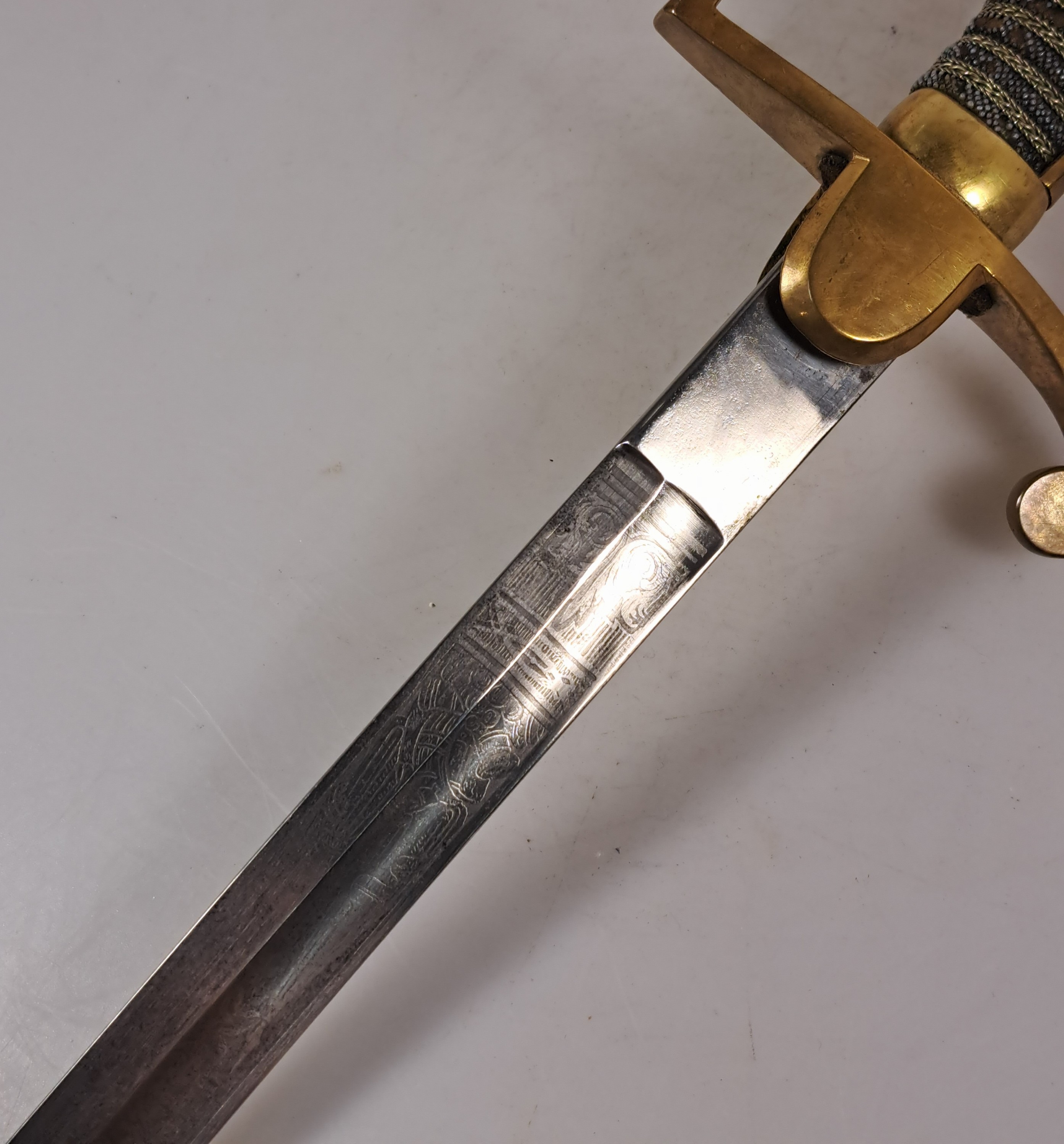 Detail f: Adlerkopfsäbel für Offiziere der Kavallerie, 2. Hälfte 19. Jh., leicht gekrümmte Klinge, in unteren Drittel geätzt, Bügelgefäß mit rundem ...