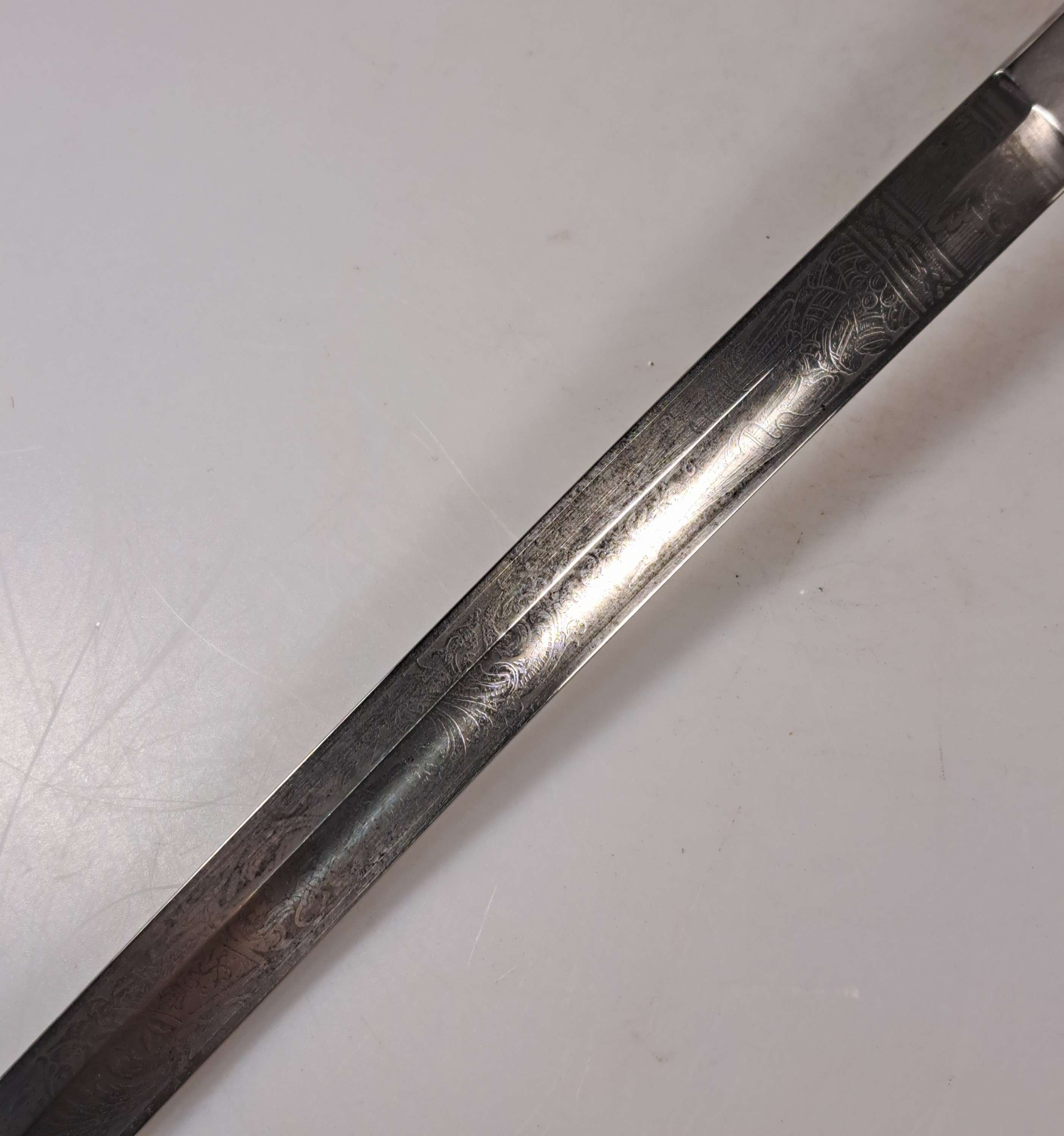 Detail g: Adlerkopfsäbel für Offiziere der Kavallerie, 2. Hälfte 19. Jh., leicht gekrümmte Klinge, in unteren Drittel geätzt, Bügelgefäß mit rundem ...