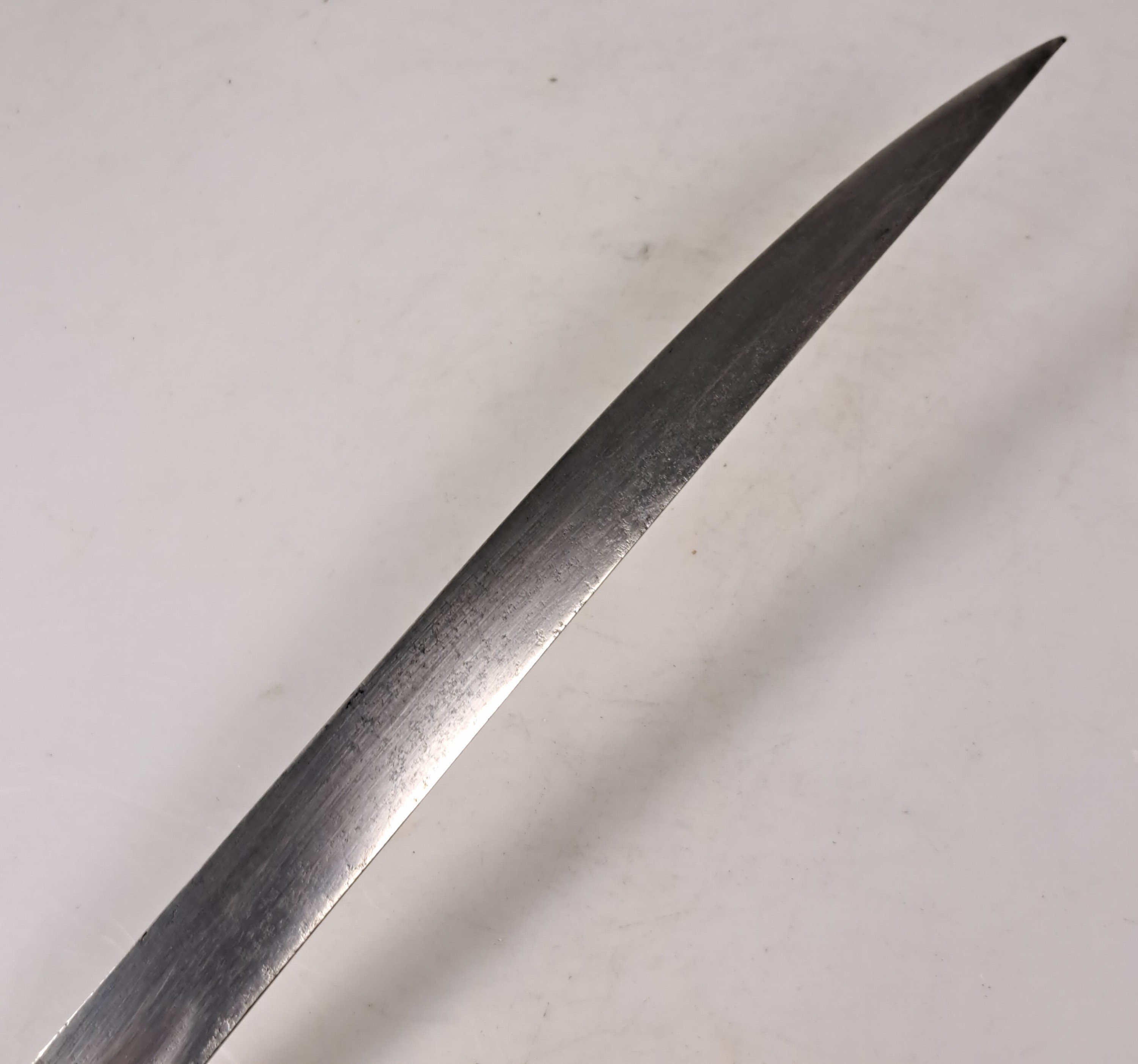 Detail h: Adlerkopfsäbel für Offiziere der Kavallerie, 2. Hälfte 19. Jh., leicht gekrümmte Klinge, in unteren Drittel geätzt, Bügelgefäß mit rundem ...