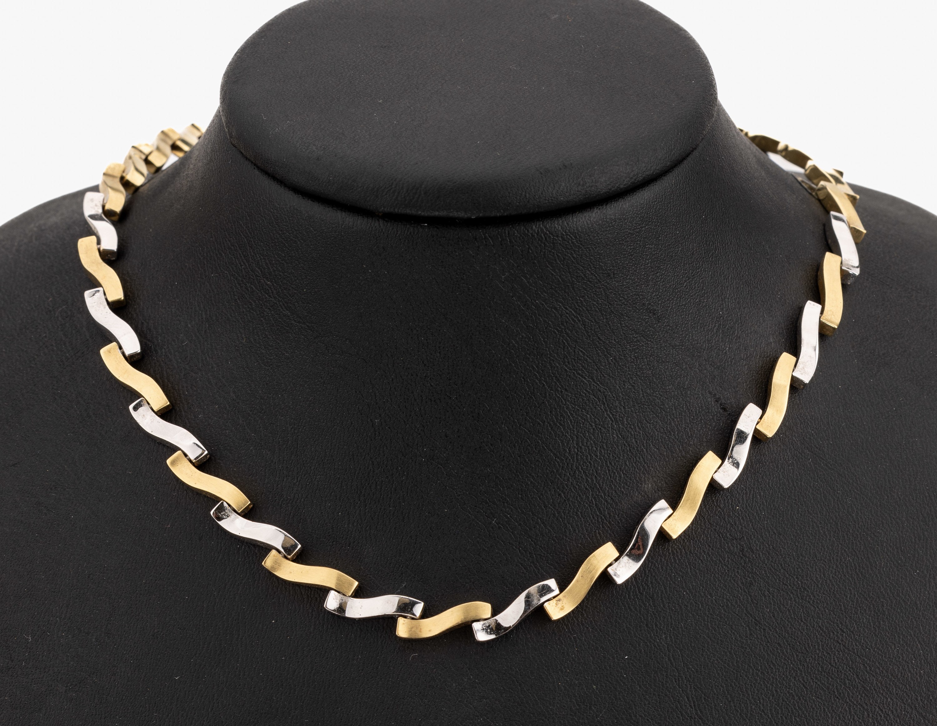 14 kt Gold Collier, GG/WG 585/000, wellenförmig, sat. und pol., L. ca. 46 cm, Kastenschloss mit Sicherheitsacht, ca. 38.6 g