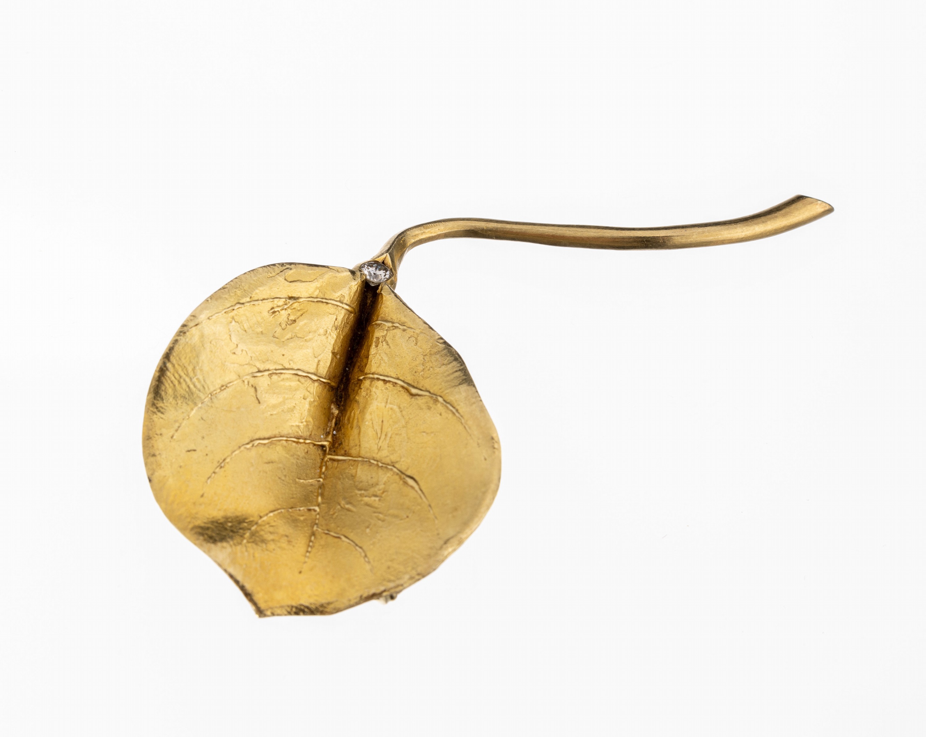 14 kt Gold Brillant-Brosche, "Blatt", GG 585/000, fein grav., Brillant 0.15 ct (grav.) Weiß/si-p, L. ca. 7.5 cm, ca. 17.2 g