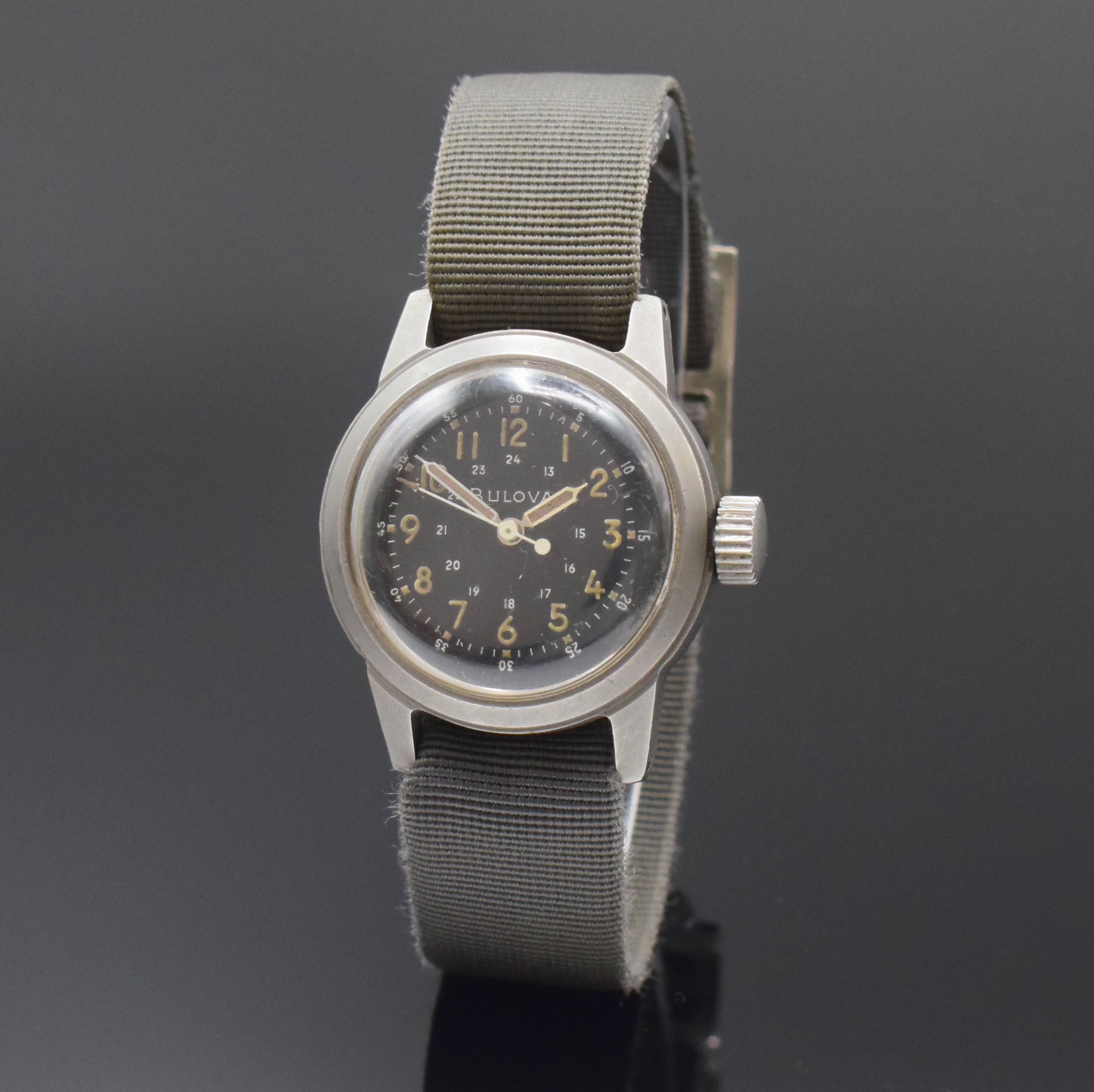 BULOVA Militär Armbanduhr A17A der USA in Stahl, USA um 1958, Handaufzug, mattiertes u. verschr. Geh., UNPOLIERT, Boden m. Militär-Grav., große ...