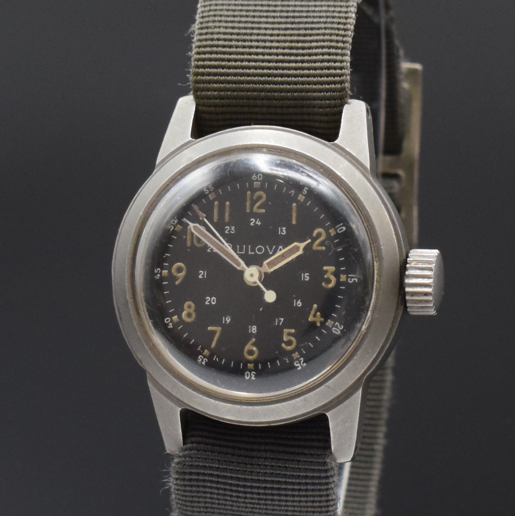 Detail a: BULOVA Militär Armbanduhr A17A der USA in Stahl, USA um 1958, Handaufzug, mattiertes u. verschr. Geh., UNPOLIERT, Boden m. Militär-Grav., große ...