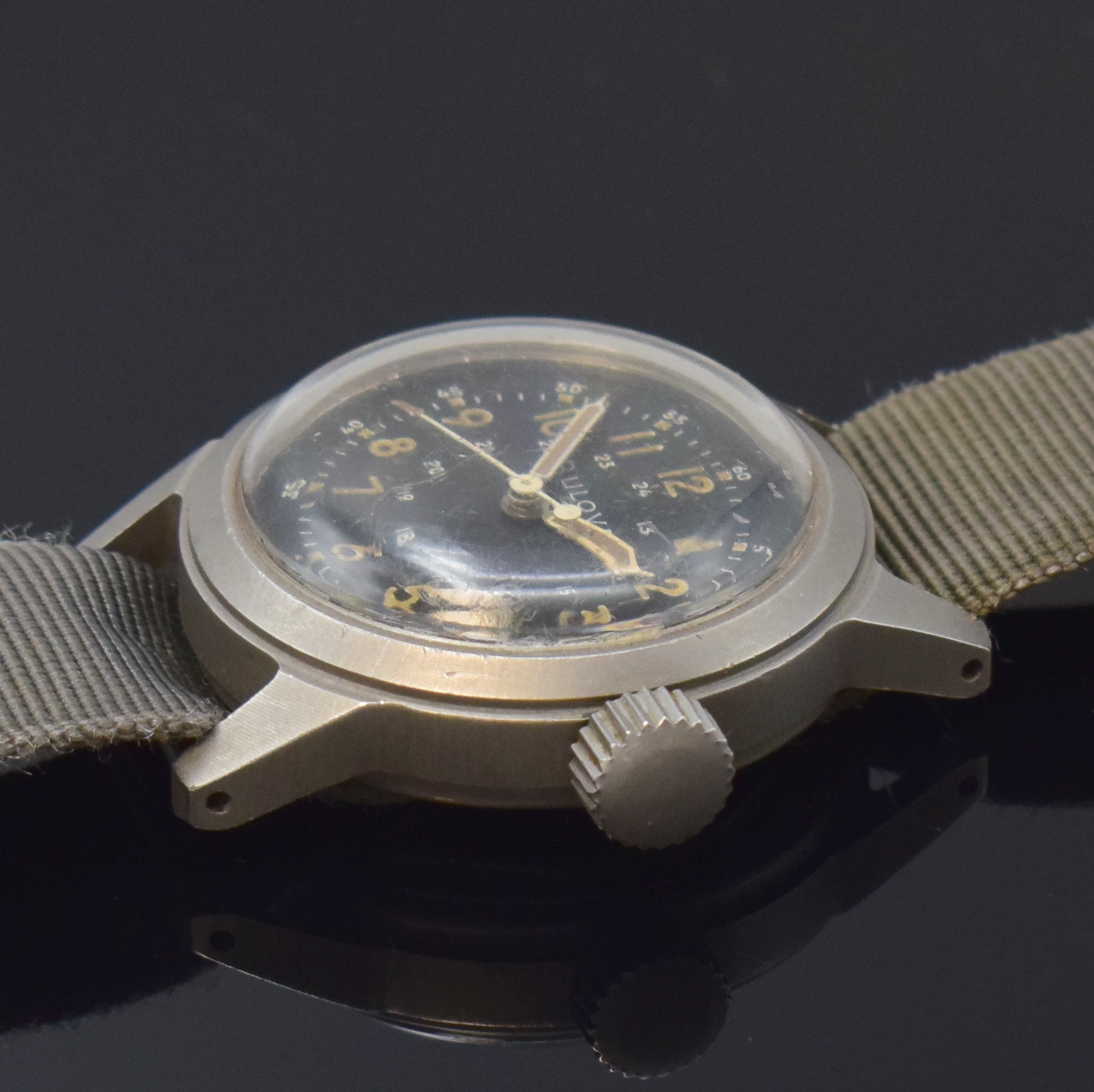 Detail b: BULOVA Militär Armbanduhr A17A der USA in Stahl, USA um 1958, Handaufzug, mattiertes u. verschr. Geh., UNPOLIERT, Boden m. Militär-Grav., große ...