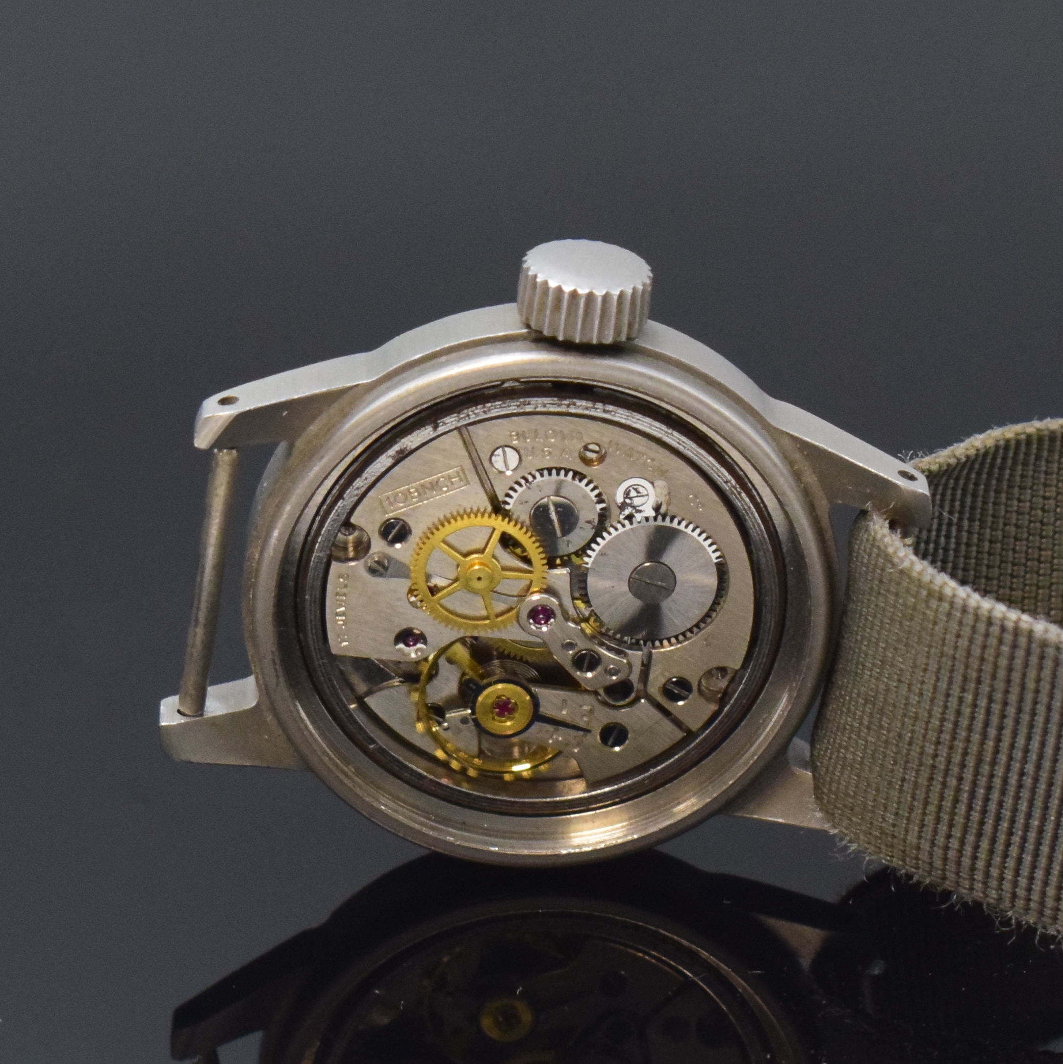 Detail d: BULOVA Militär Armbanduhr A17A der USA in Stahl, USA um 1958, Handaufzug, mattiertes u. verschr. Geh., UNPOLIERT, Boden m. Militär-Grav., große ...