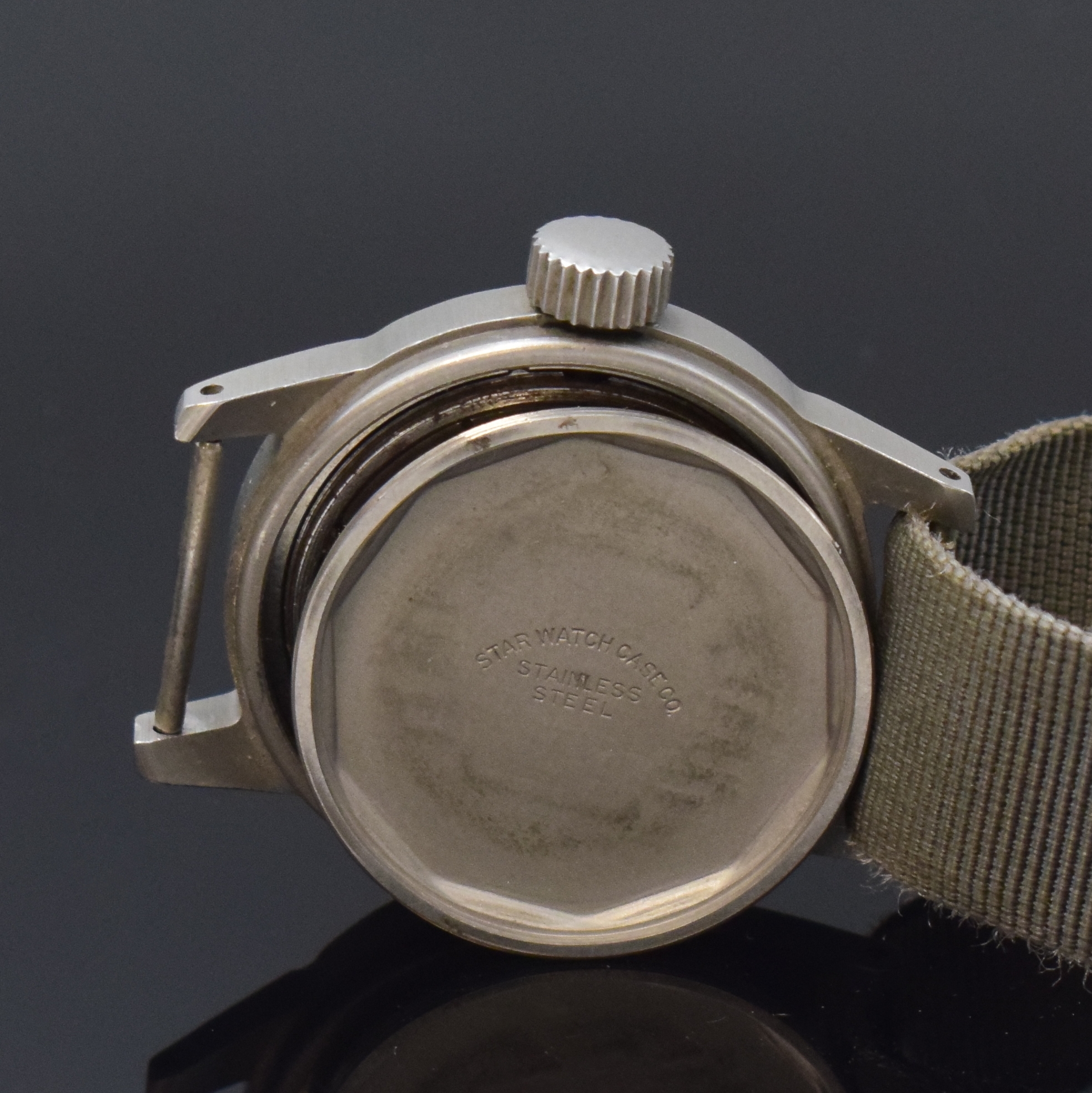 Detail e: BULOVA Militär Armbanduhr A17A der USA in Stahl, USA um 1958, Handaufzug, mattiertes u. verschr. Geh., UNPOLIERT, Boden m. Militär-Grav., große ...