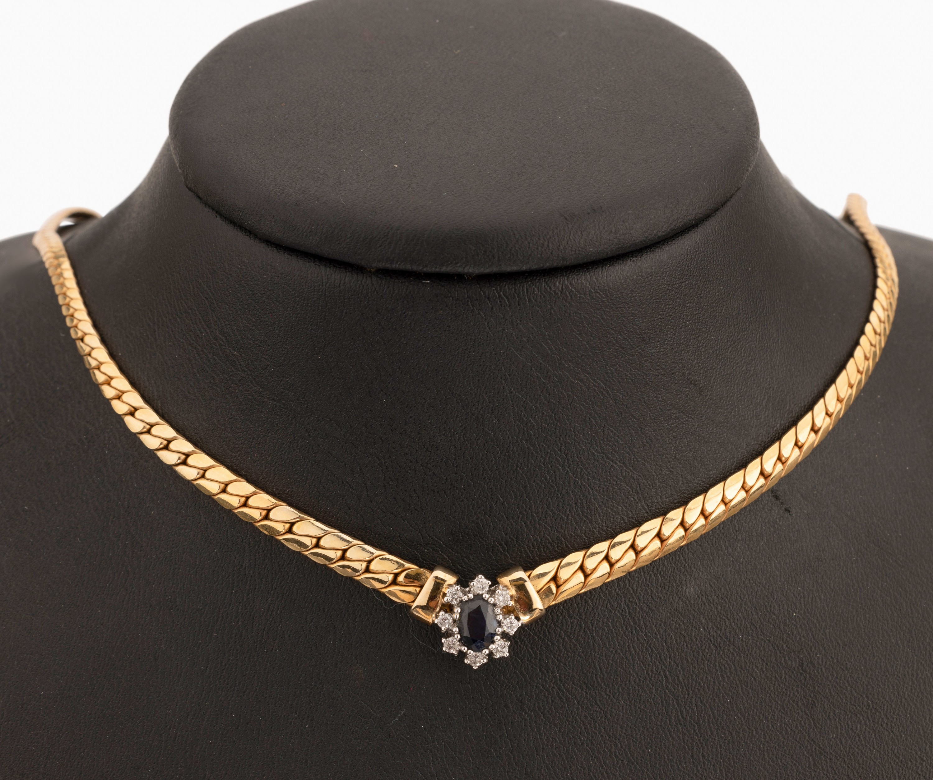 14 kt Gold Saphir Diamant Collier, WG/GG 585/000, ovalfacett. Saphir ca. 1.0 ct, umgeben von 8 Brillanten zus. ca. 0.20 ct Weiß/si, ...