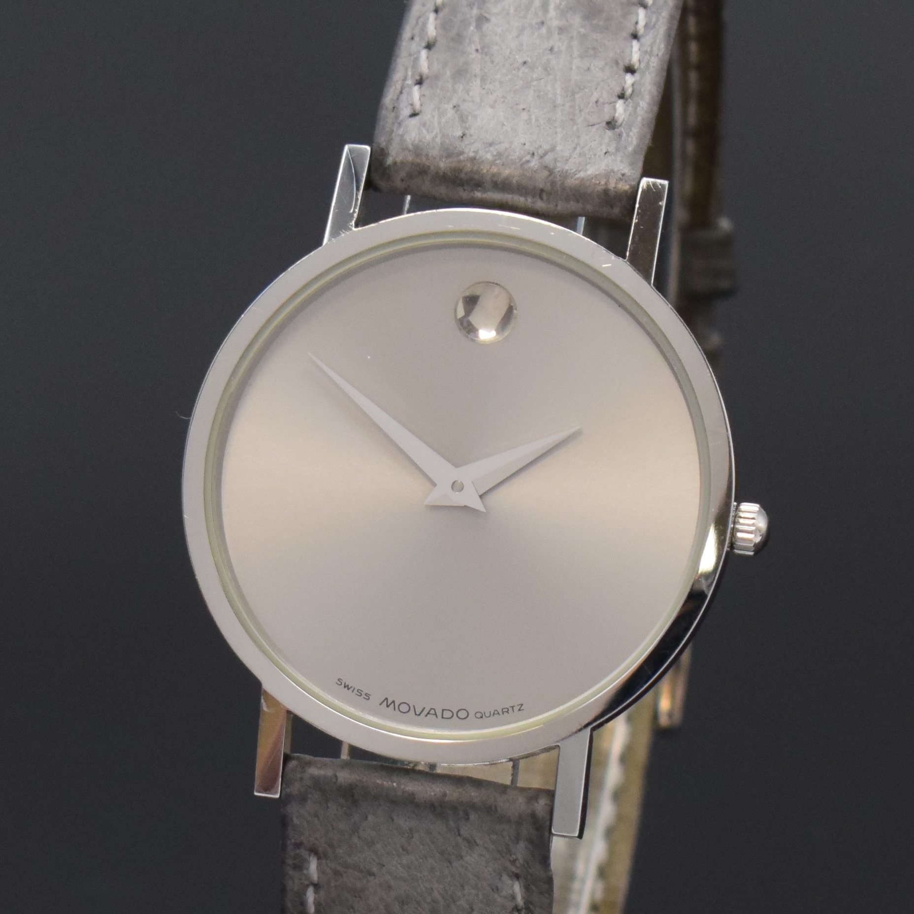 Detail a: MOVADO Museums-Watch Armbanduhr in Stahl, Schweiz um 2000, quartz, 3-tlg. Geh., Boden u. Glasrand aufgedr., Saphirglas, grau-silb. Zifferbl., silb. ...
