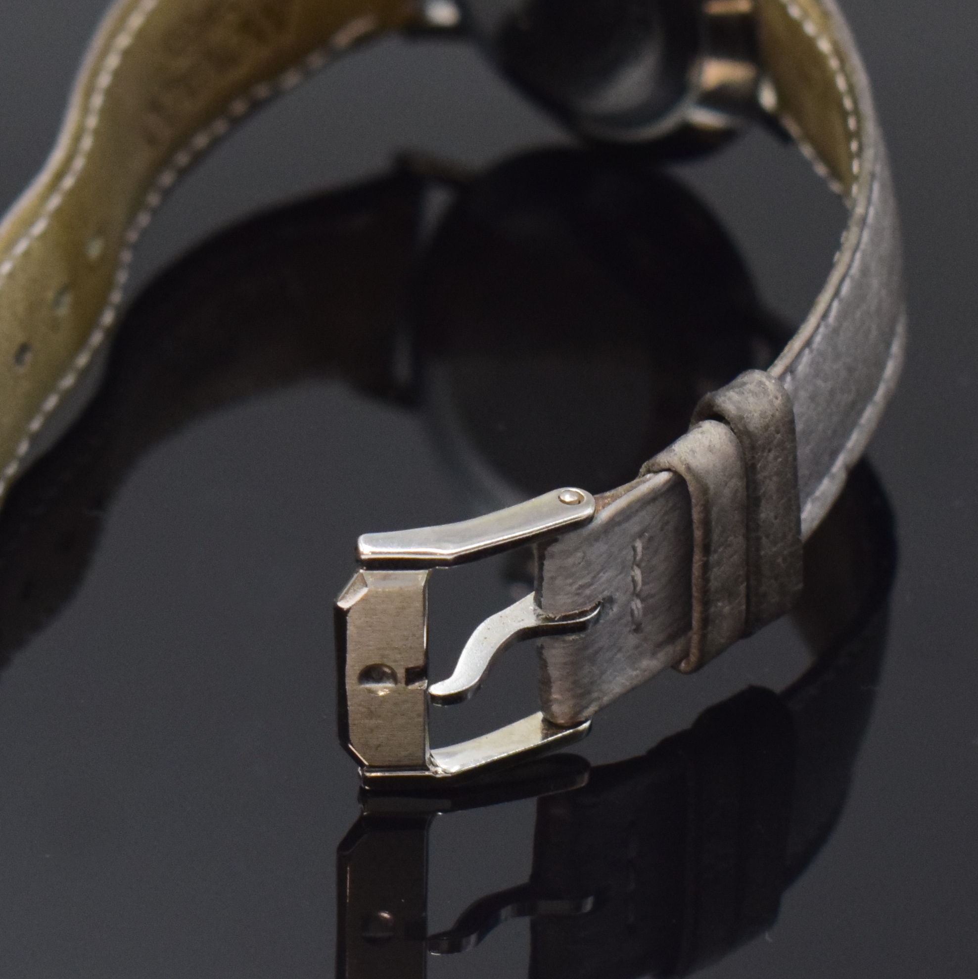 Detail b: MOVADO Museums-Watch Armbanduhr in Stahl, Schweiz um 2000, quartz, 3-tlg. Geh., Boden u. Glasrand aufgedr., Saphirglas, grau-silb. Zifferbl., silb. ...