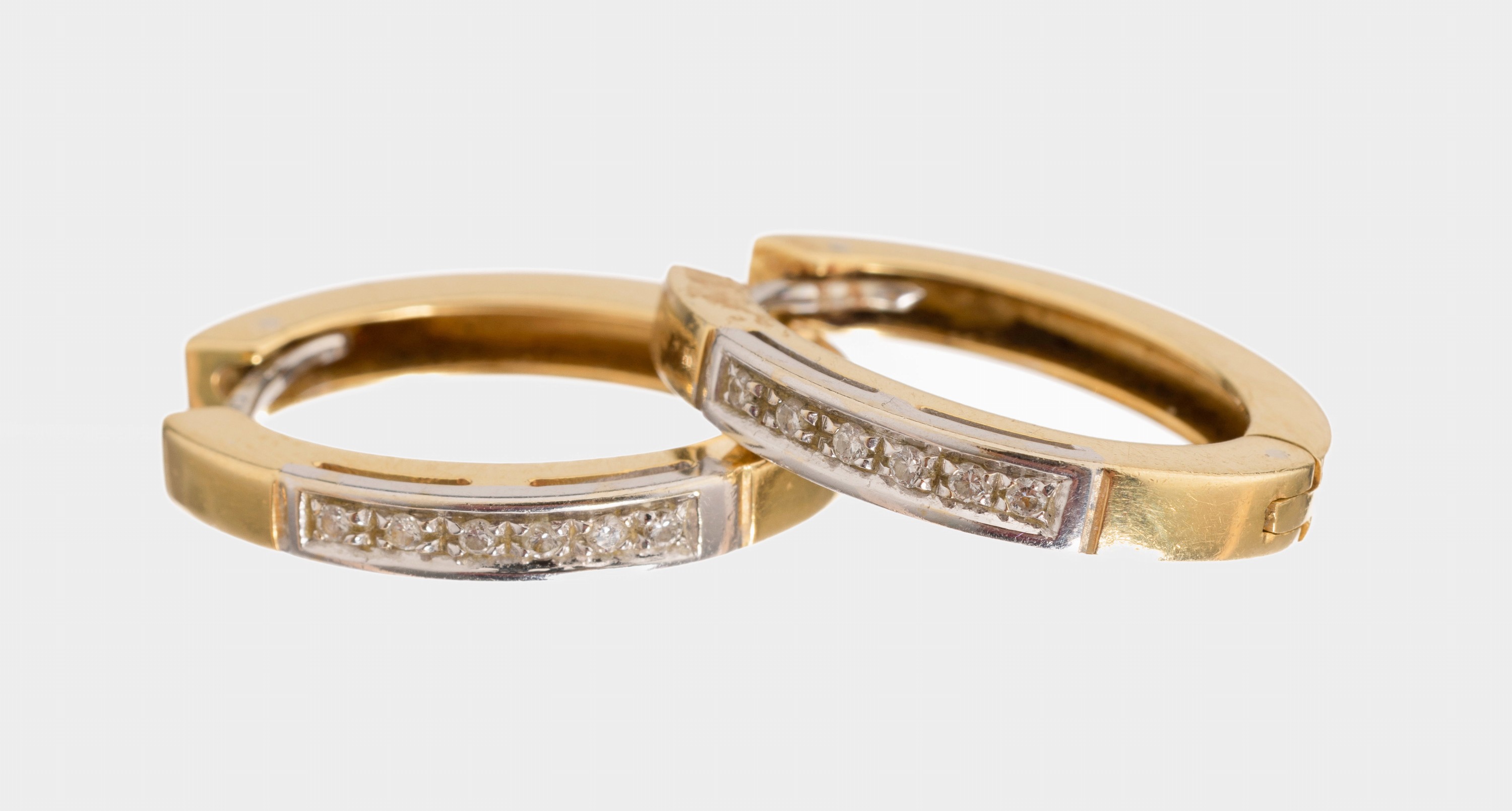 Paar 18 kt Gold Diamant-Creolen, GG/WG 750/000, insg. 6 Brillanten in WG gefasst zus.ca. 0.12 ct Weiß/si, L. ca. 2.4 cm, ca. 9.1 g