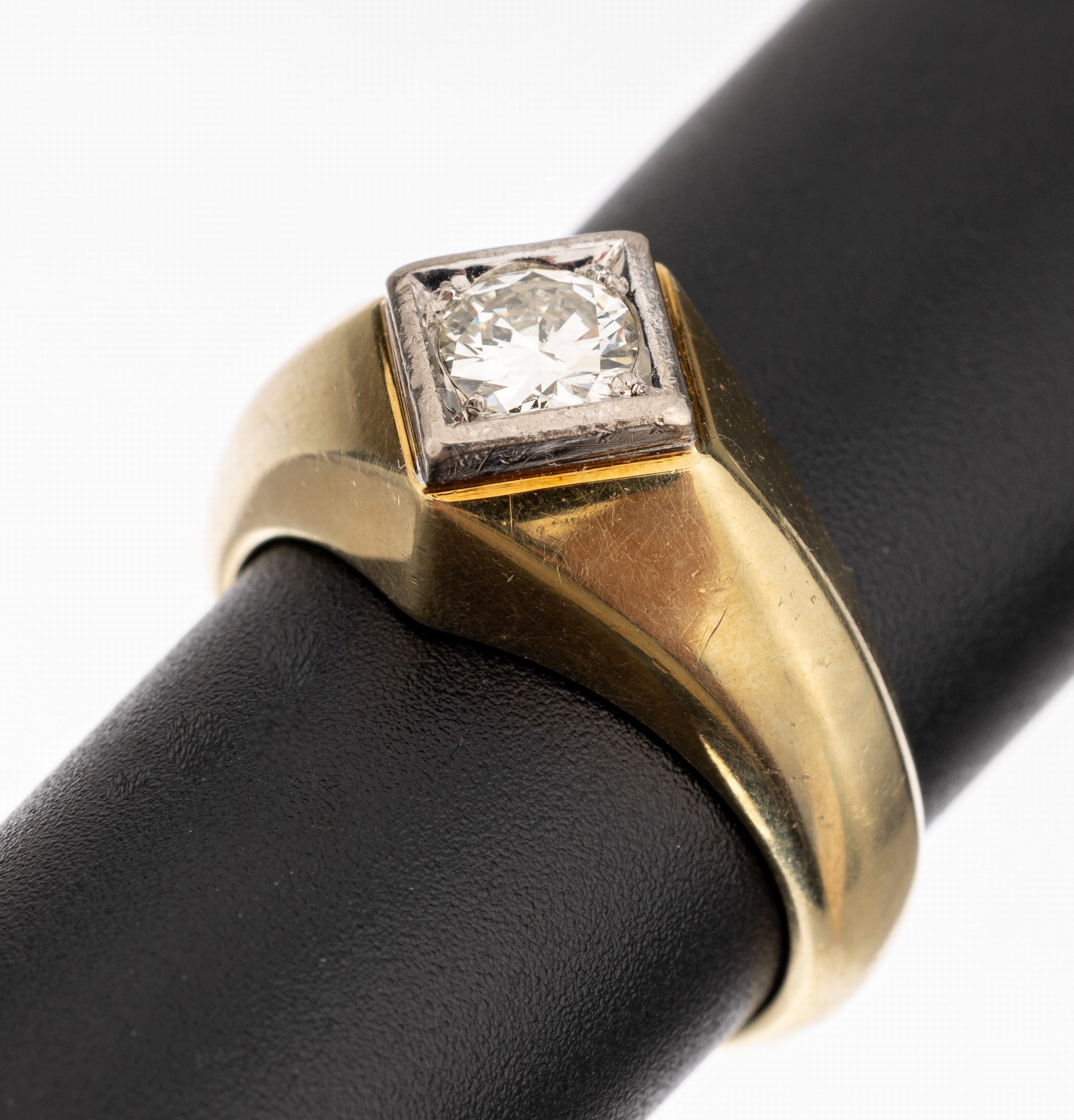 14 kt Gold Brillant-Ring, GG 585/000, 1 Brillant ca. 0.47 ct Weiß/si, RW 56, ca. 12.7 g, schlichte Form