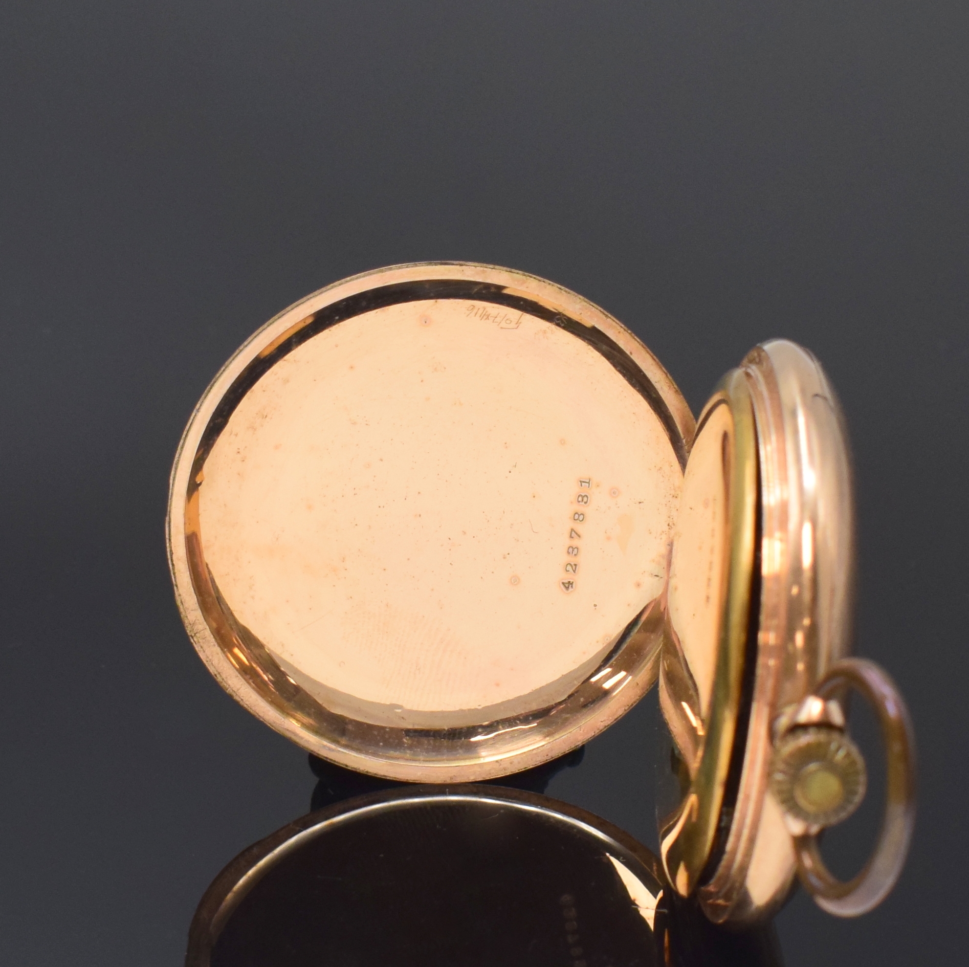 Detail d: Herrensavonette in RG 333/000, Schweiz um 1910, Geh. dell., guill. Sprung- u. Rückdeckel, Sprungdeckel m. Monogrammspiegel, Metallcuvette, ...