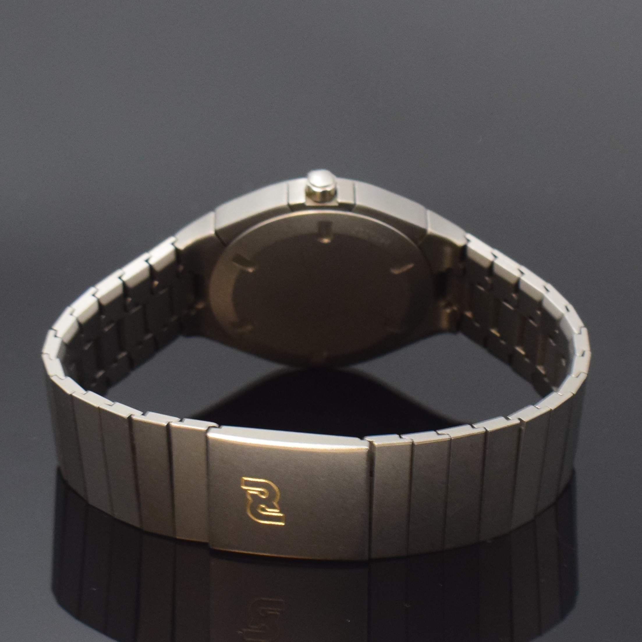 Detail b: IWC Porsche Design Armbandchronograph Referenz 3742, Schweiz um 1985, quarz, Titangeh. inkl. Gliederband m. Faltschließe, Boden und Krone verschr., ...