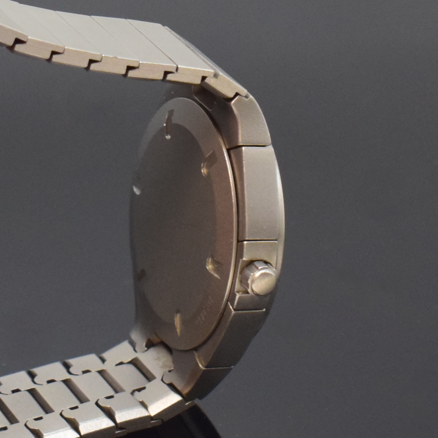 Detail c: IWC Porsche Design Armbandchronograph Referenz 3742, Schweiz um 1985, quarz, Titangeh. inkl. Gliederband m. Faltschließe, Boden und Krone verschr., ...