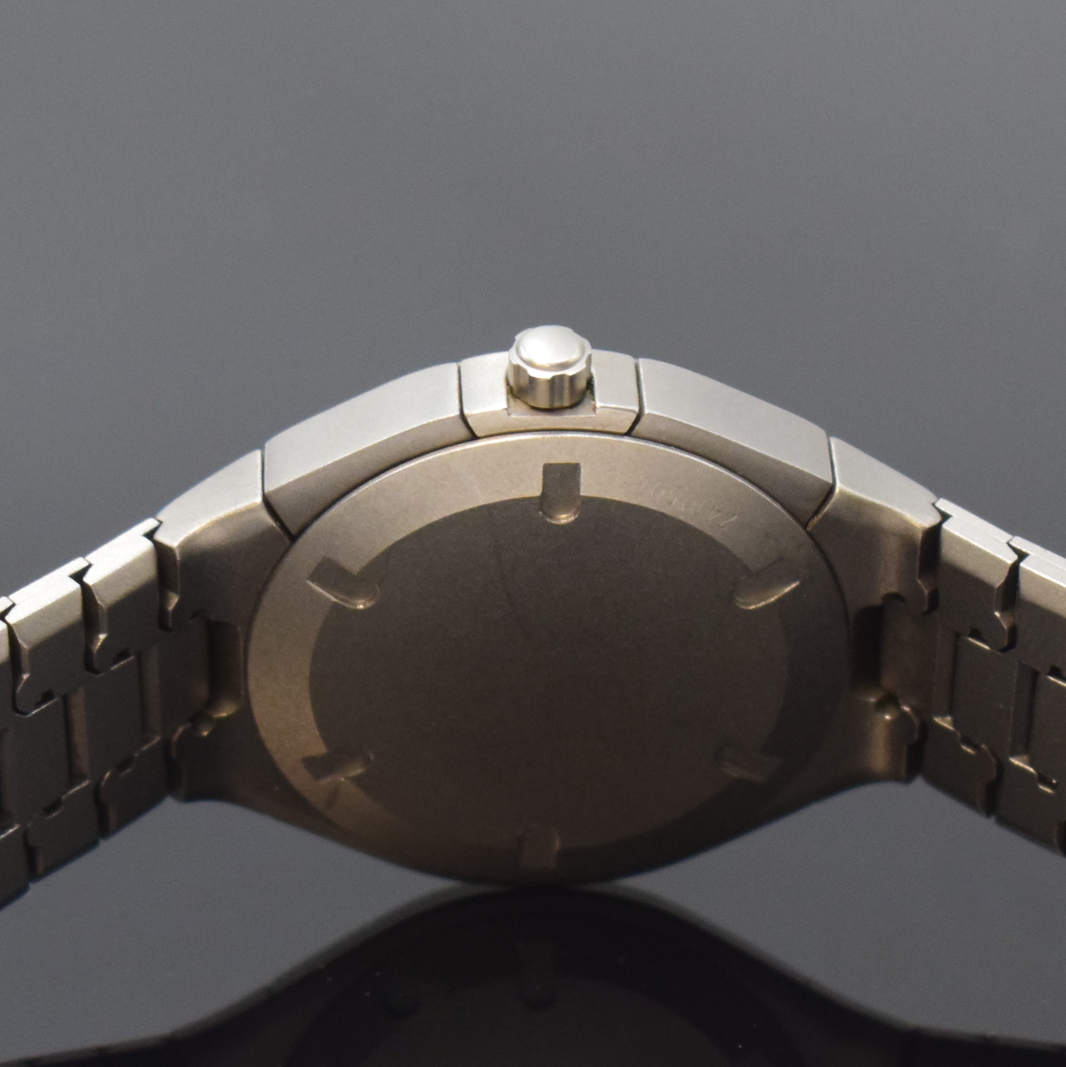 Detail d: IWC Porsche Design Armbandchronograph Referenz 3742, Schweiz um 1985, quarz, Titangeh. inkl. Gliederband m. Faltschließe, Boden und Krone verschr., ...