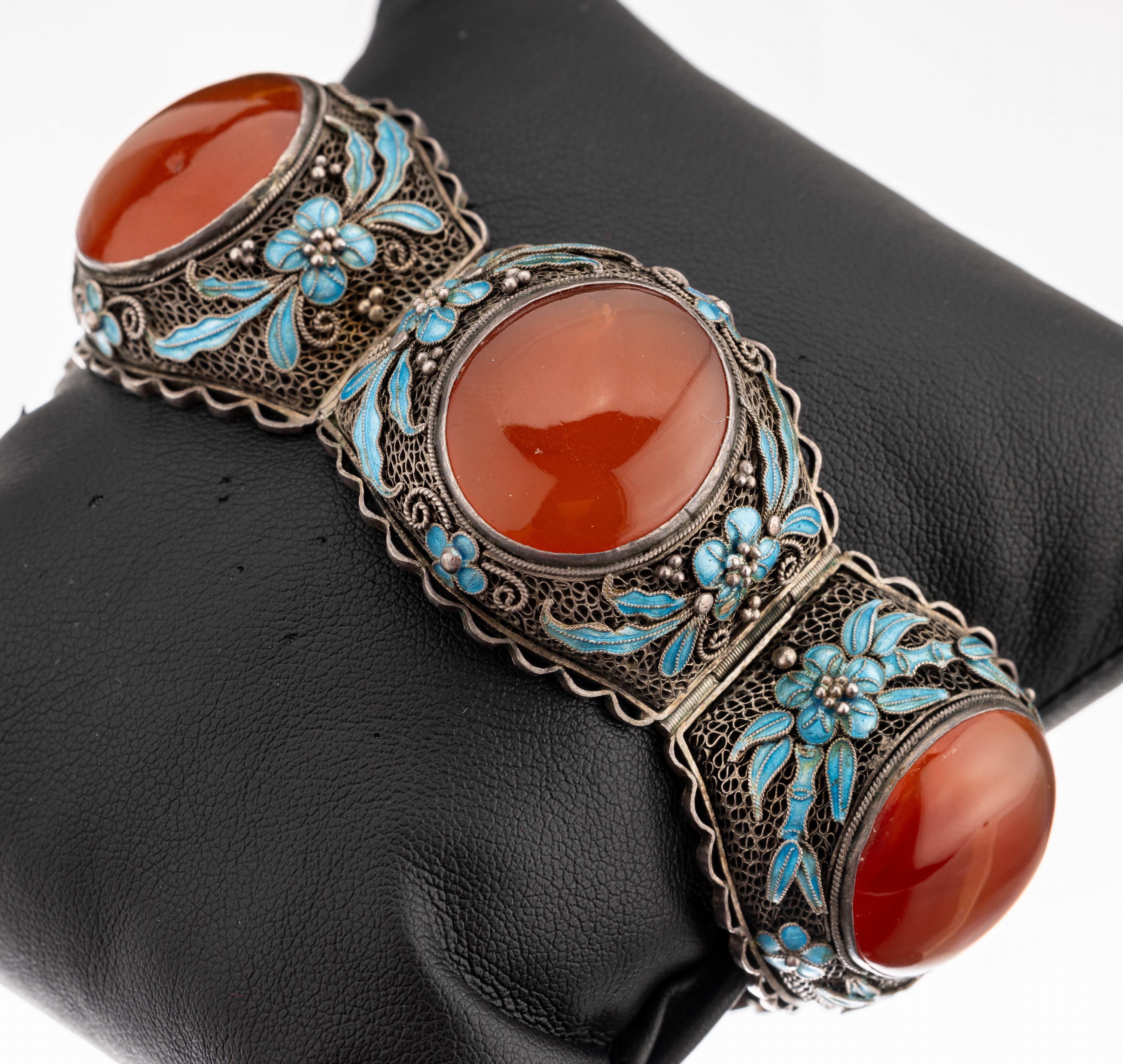 Karneol Email Armband, China um 1960, Silber, ovale Carneolcabochons, floral hellblau emaill., kl. Fehlstelle, Filigranarbeit, L. ca. 17.5 cm, ...
