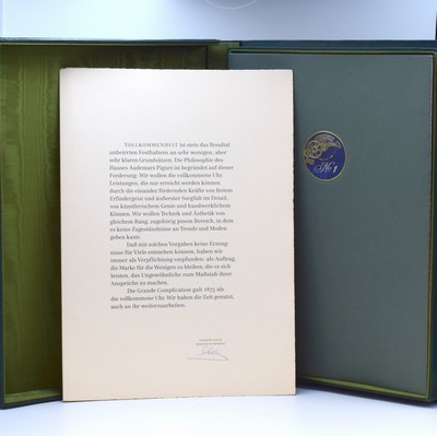 26795274d - AUDEMARS PIGUET lavish and high-grade, very rare folder with 5 prints, Switzerland around 1980, green leather-Coffer on spine signed "AP", inside 5 folder, each one presents an exquisite watch of Audemars Piguet, on printed hand made paper inlayed photo, on hand made paper printed foreword signed from Gorges Golay, general-director of Audemars Piguet from 1945 until his death 1987, measures approx. 43 x 31 x 5 cm, condition 2-3, property of a collector