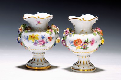 Image 26795796 - Miniature vases-couple, Meissen, Knaufzeit, before 1924, porcelain, polychrome hand painted, small attached blossoms, bulged shape, gold decoration, traces of age, H. each 9.5 cm