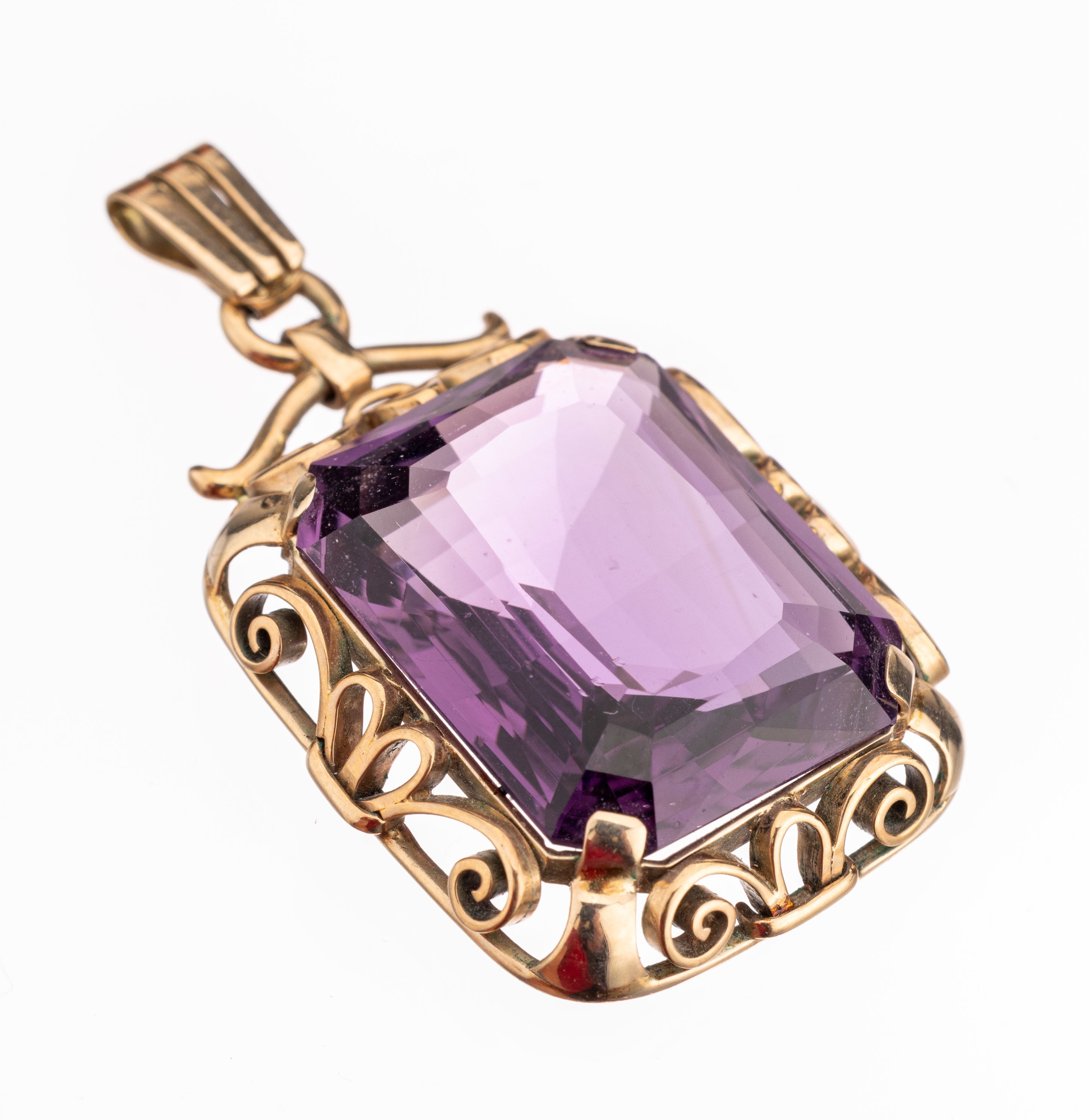 14 kt Gold Amethyst-Anhänger, Idar Oberstein um 1938/40, GG 585/000, facett. Amethystrechteck, volutenförmige Unterkaderung, ca. 10.1 g