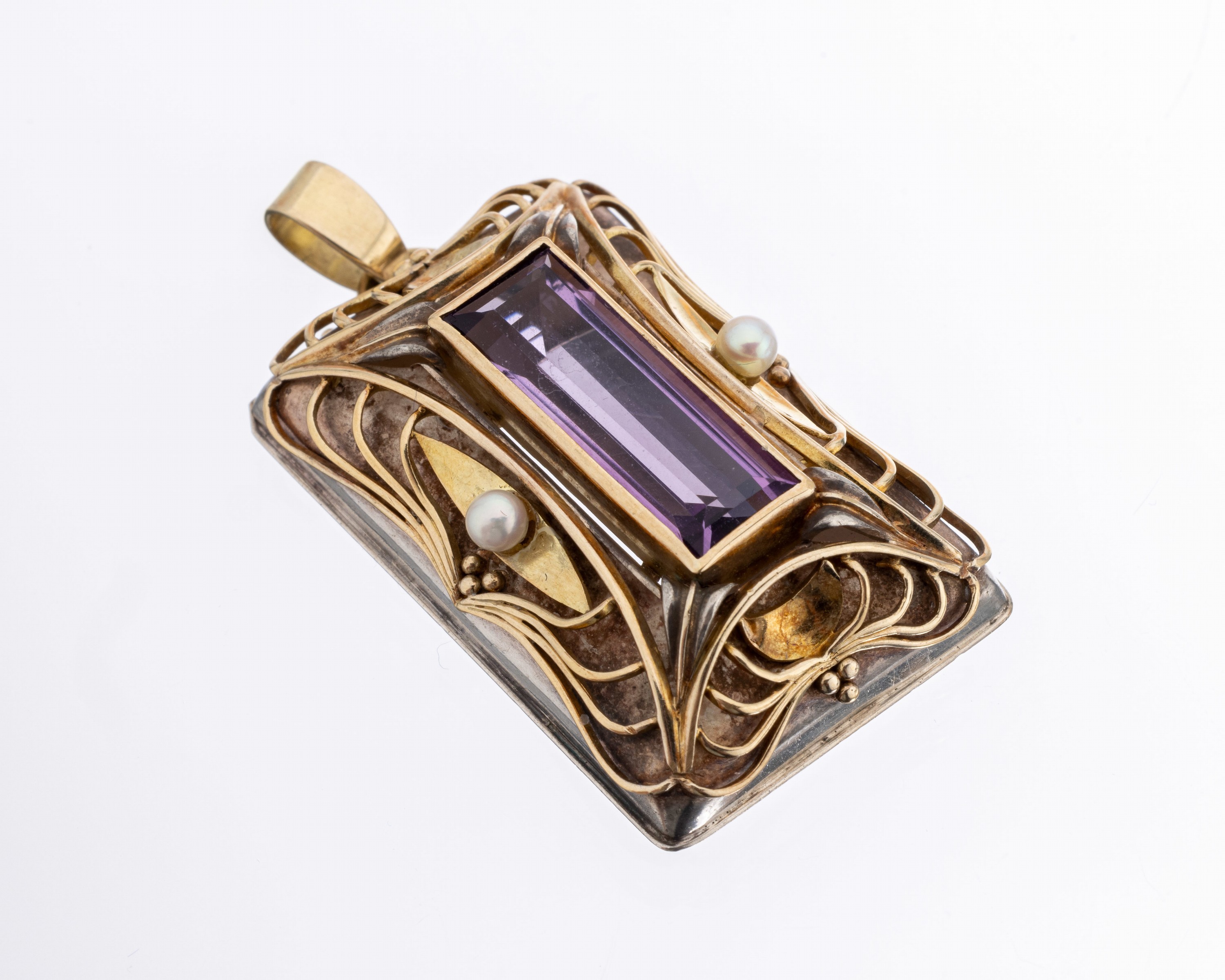 18 kt Gold Amethyst-Anhänger, um 1950/60, GG 750/000 und Silber geprüft, aufgelegter Golddraht und Granulate, 2 Zuchtperlchen, Amethyst-Baguette ...