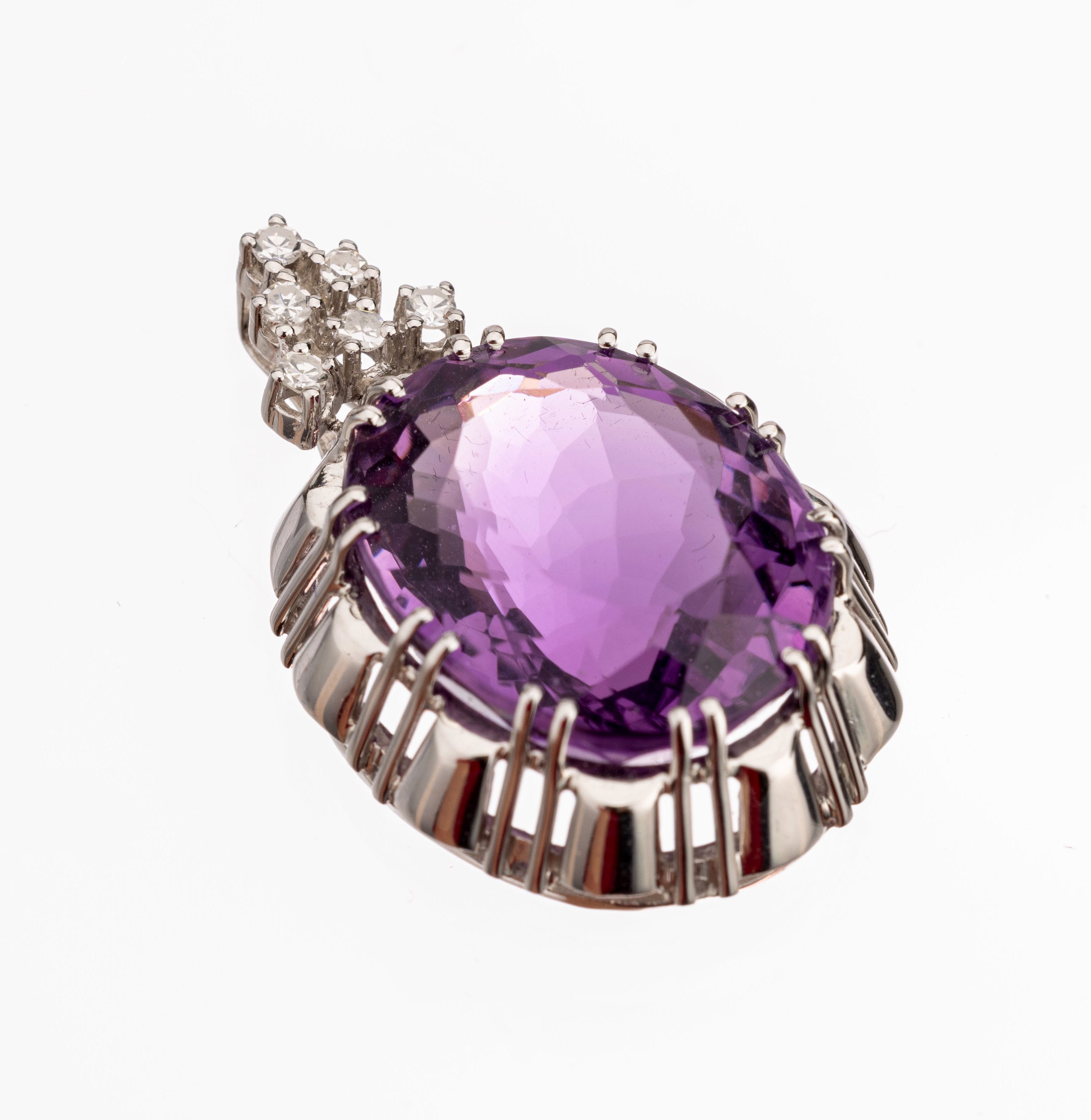14 kt Gold Amethyst Diamant Anhänger, WG 585/000, mittig ovalfacett. Amethyst ca. 15.00ct, und 6 8/8-Diamanten zus. ca. 0.12 ct Weiß/si, ca. 3 x 2 ...
