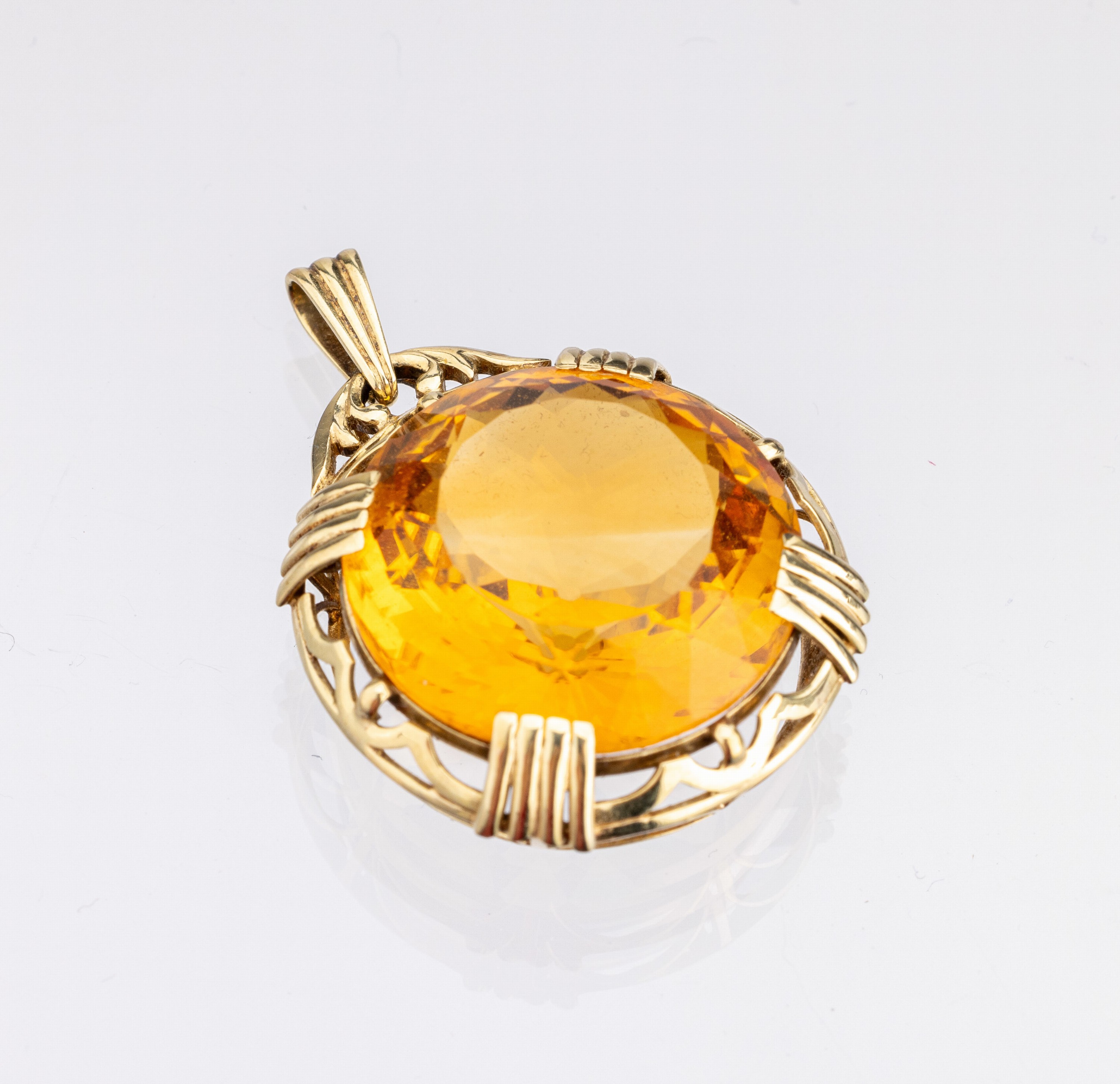 14 kt Gold Citrin-Anhänger, Idar-Oberstein um 1938/40, GG 585/000, bogenf. Unterkaderung,rundfacett. Citrin von schöner Farbe, D. ca. 2.8 cm, ca. ...