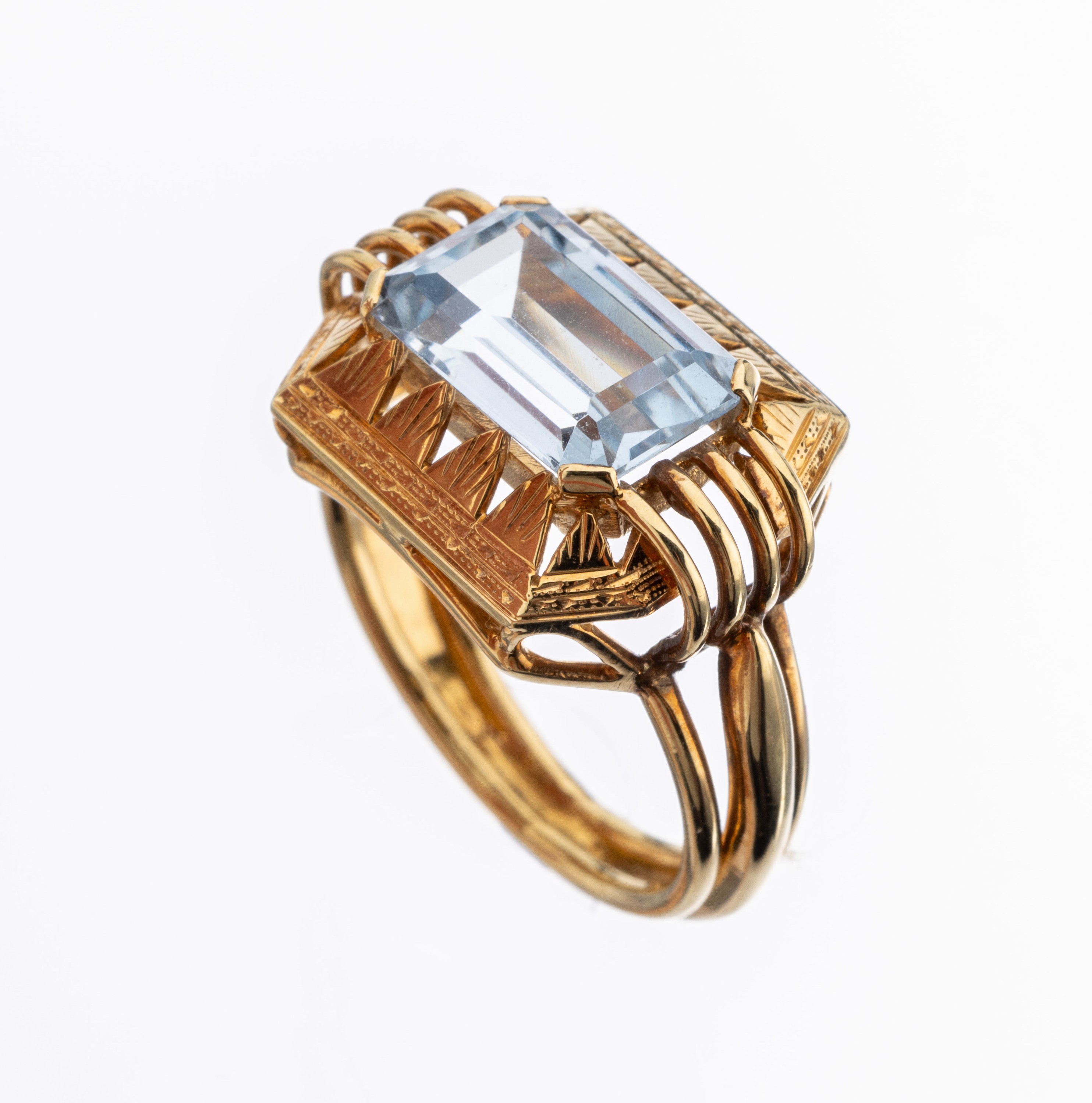 14 kt Gold Farbstein-Ring, deutsch 1940er Jahre, GG 585/000, rechteckig facett. synth. Spinell, Umrandung in geom. Formen, z.T. grav., 3-rhg. ...