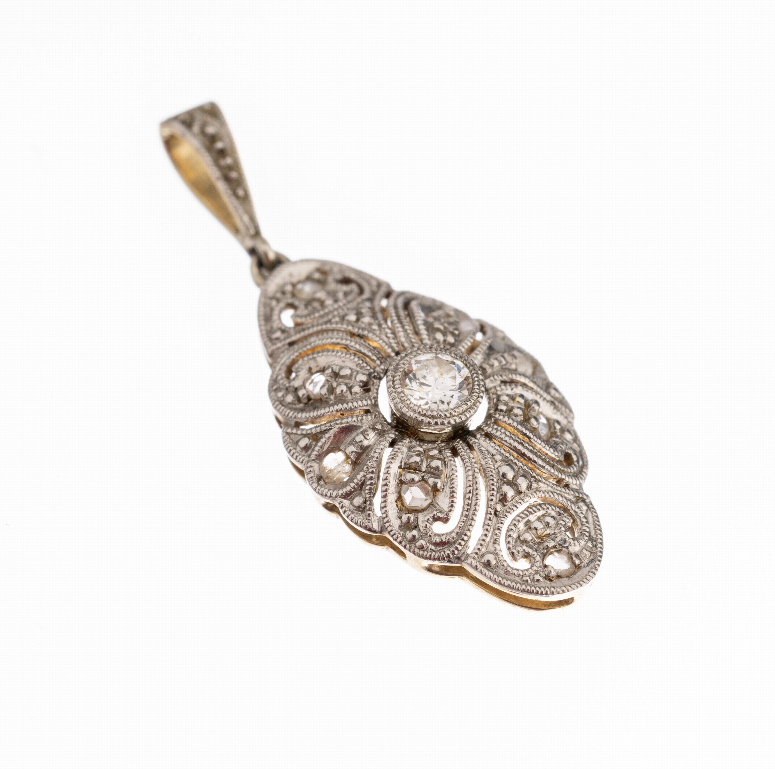 14 kt Gold Art-Deco Diamant Anhänger, um 1920, GG 585/000, rautenförm., durchbrochen gearbeitet, zentral erhaben gefasster Brillantumgeben von 8 ...