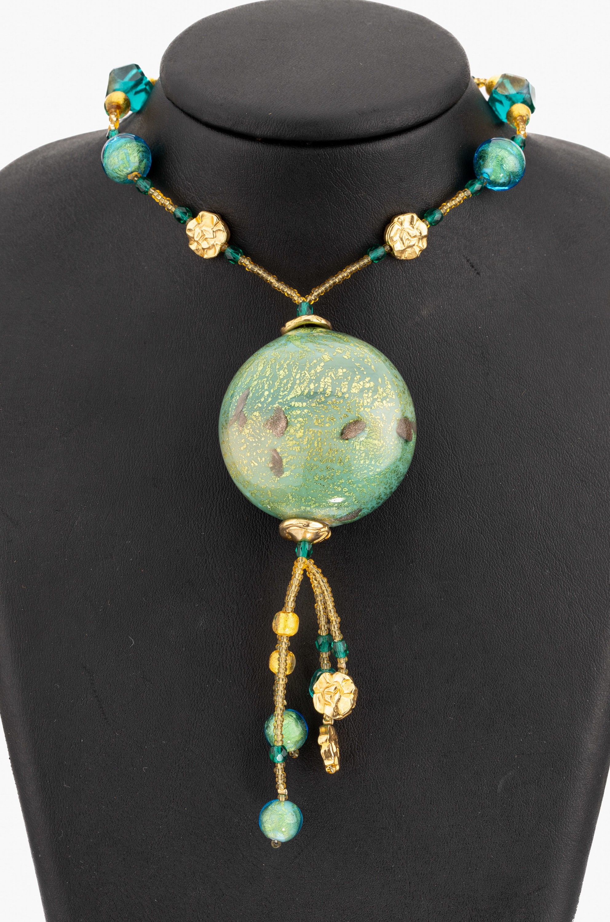 Collier Murano 1950er Jahre, grosse grünliche Glaskugel im Zentrum, D. ca. 44.6 mm, Monturen Metall vergoldet, weitere kleine Glaskugeln, z.T. ...
