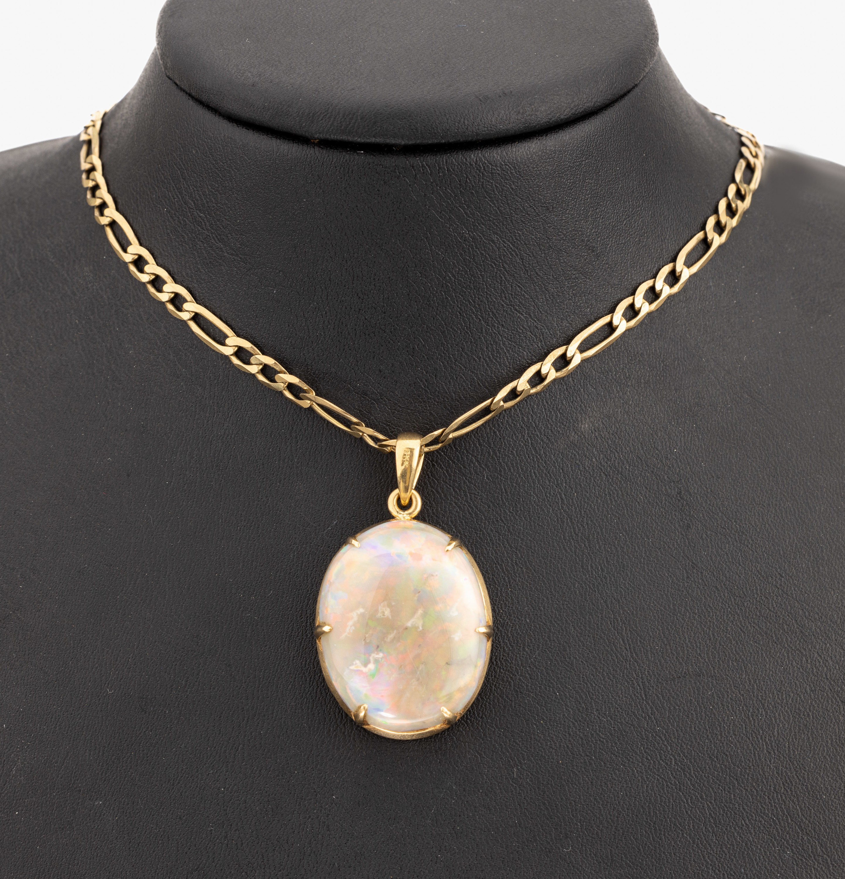 18 kt Gold Opal-Anhänger, GG 750/000, ovaler Opalcabochon ca. 28.0 ct mit rot- blau-grünem Farbspiel, an Kette, GG 333/000, L. ca. 60 cm, ...