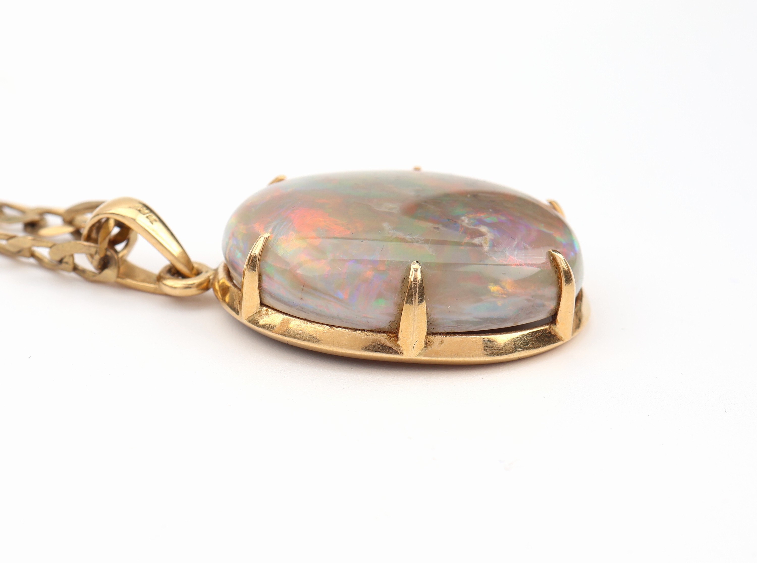 Detail a: 18 kt Gold Opal-Anhänger, GG 750/000, ovaler Opalcabochon ca. 28.0 ct mit rot- blau-grünem Farbspiel, an Kette, GG 333/000, L. ca. 60 cm, ...