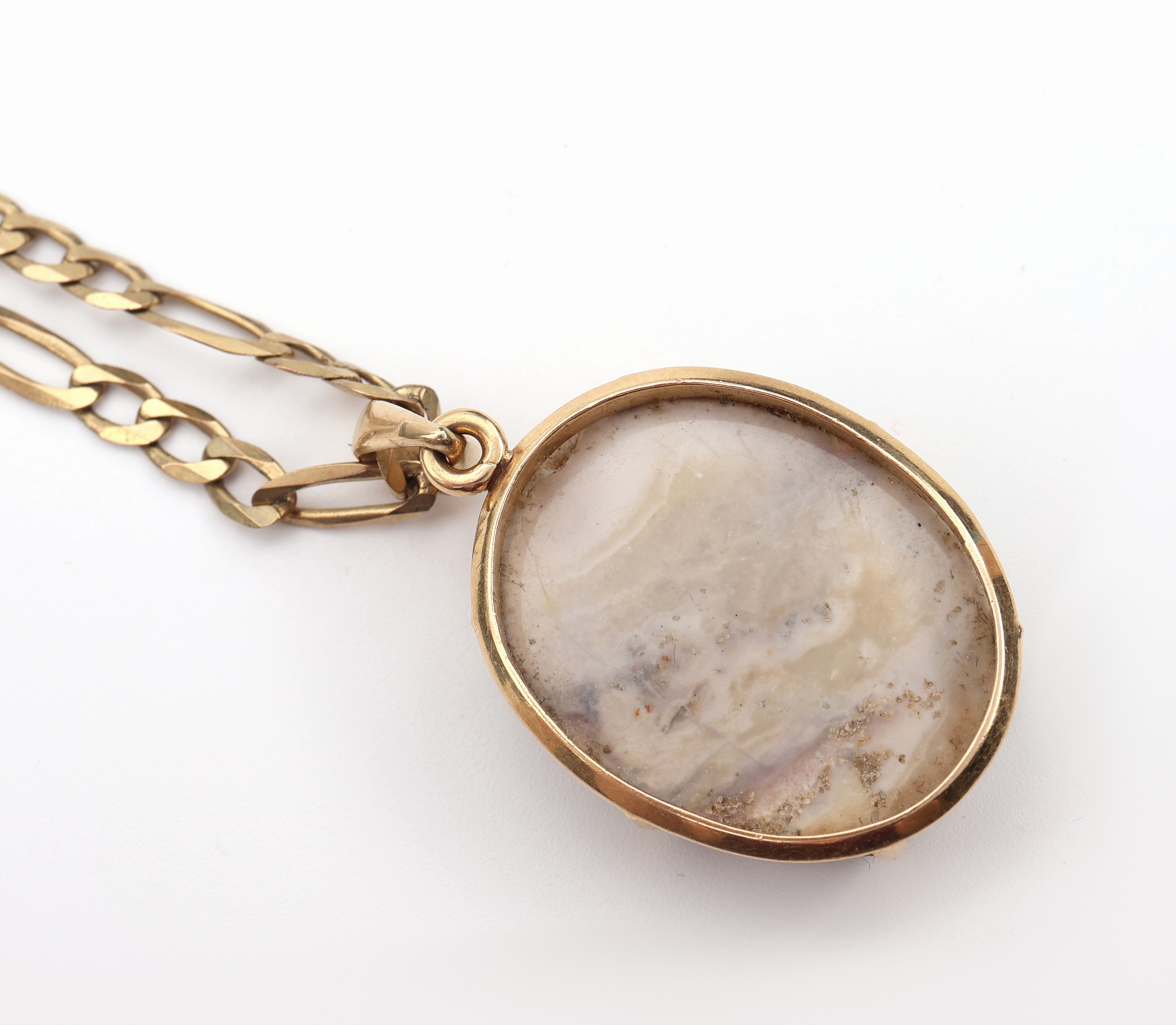 Detail b: 18 kt Gold Opal-Anhänger, GG 750/000, ovaler Opalcabochon ca. 28.0 ct mit rot- blau-grünem Farbspiel, an Kette, GG 333/000, L. ca. 60 cm, ...