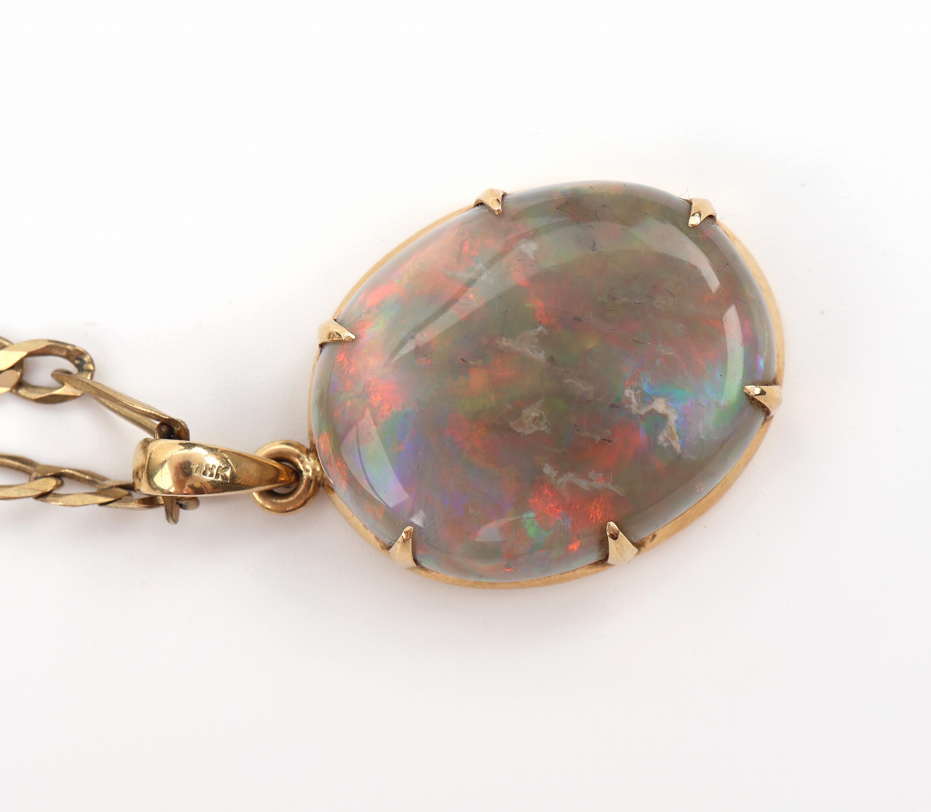 Detail c: 18 kt Gold Opal-Anhänger, GG 750/000, ovaler Opalcabochon ca. 28.0 ct mit rot- blau-grünem Farbspiel, an Kette, GG 333/000, L. ca. 60 cm, ...