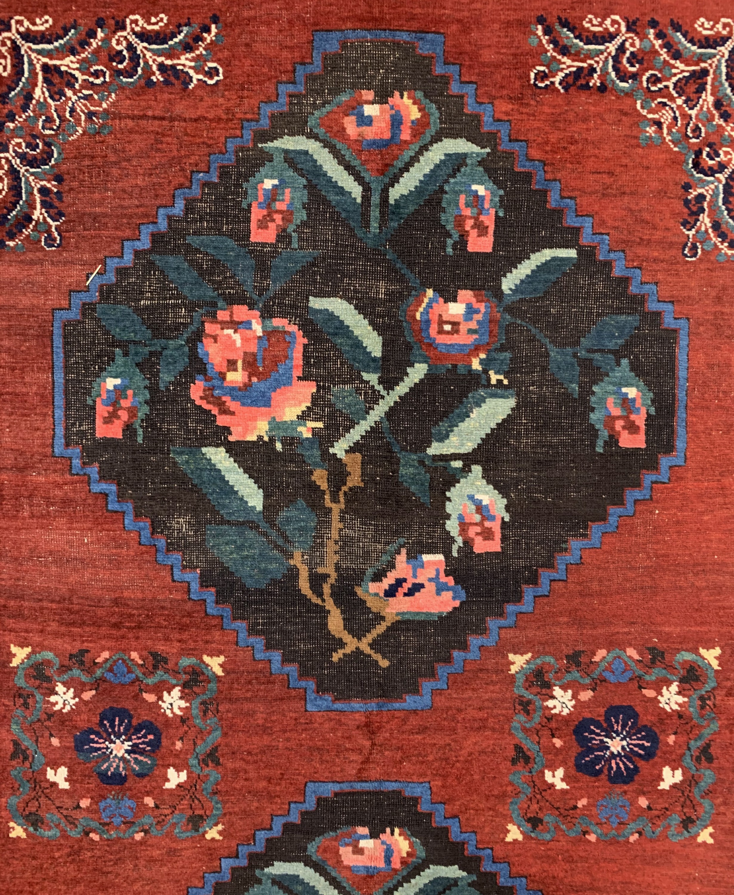 Detail c: Antiker Karabagh, Kaukasus, 19.Jhd, Wolle auf Wolle, ca. 260 x 170 cm, EHZ: 3-4