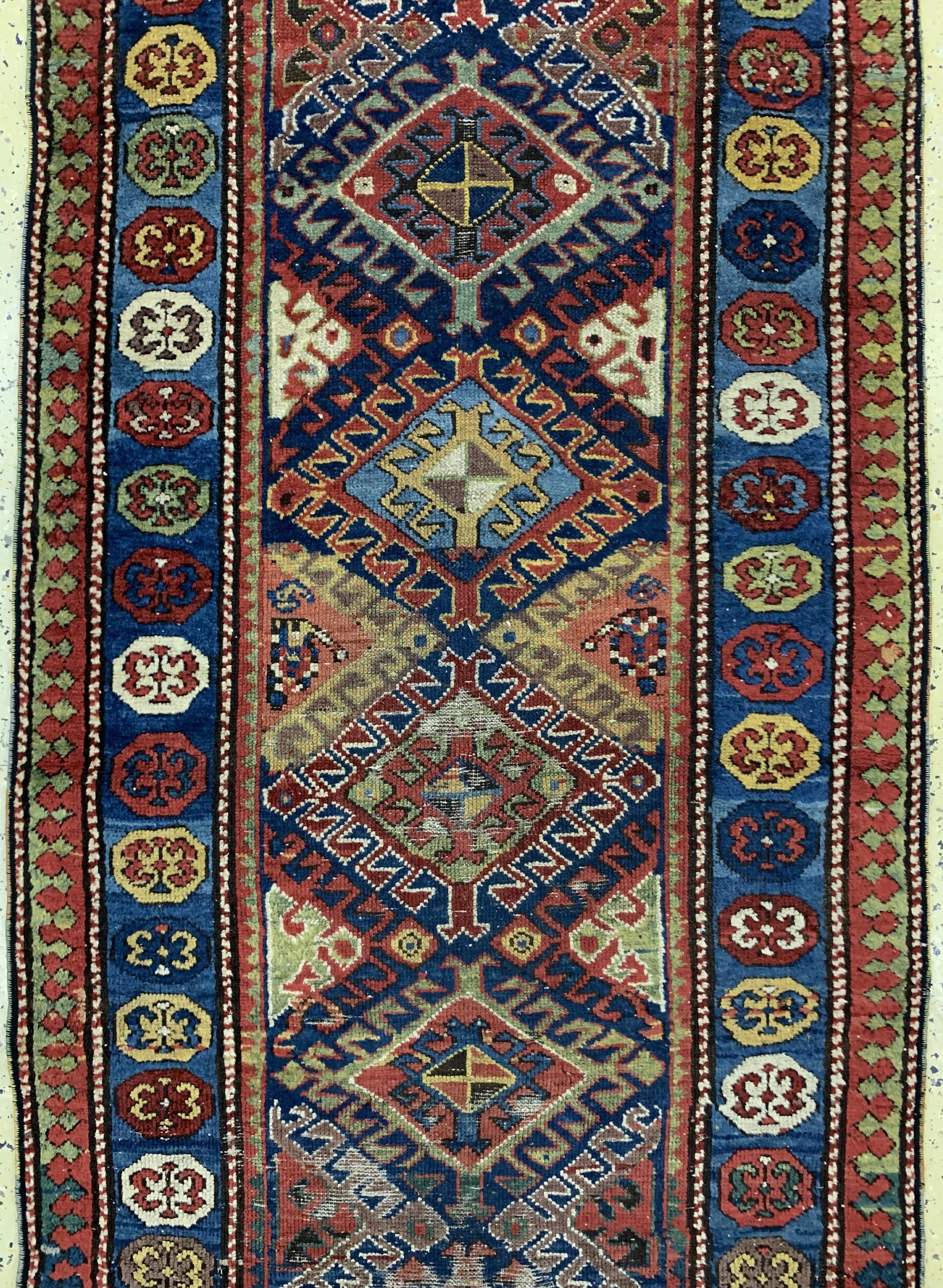 Detail b: Antiker Kazak, Kaukasus, 19.Jhd, Wolle auf Wolle, ca. 270 x 95 cm, EHZ: 4